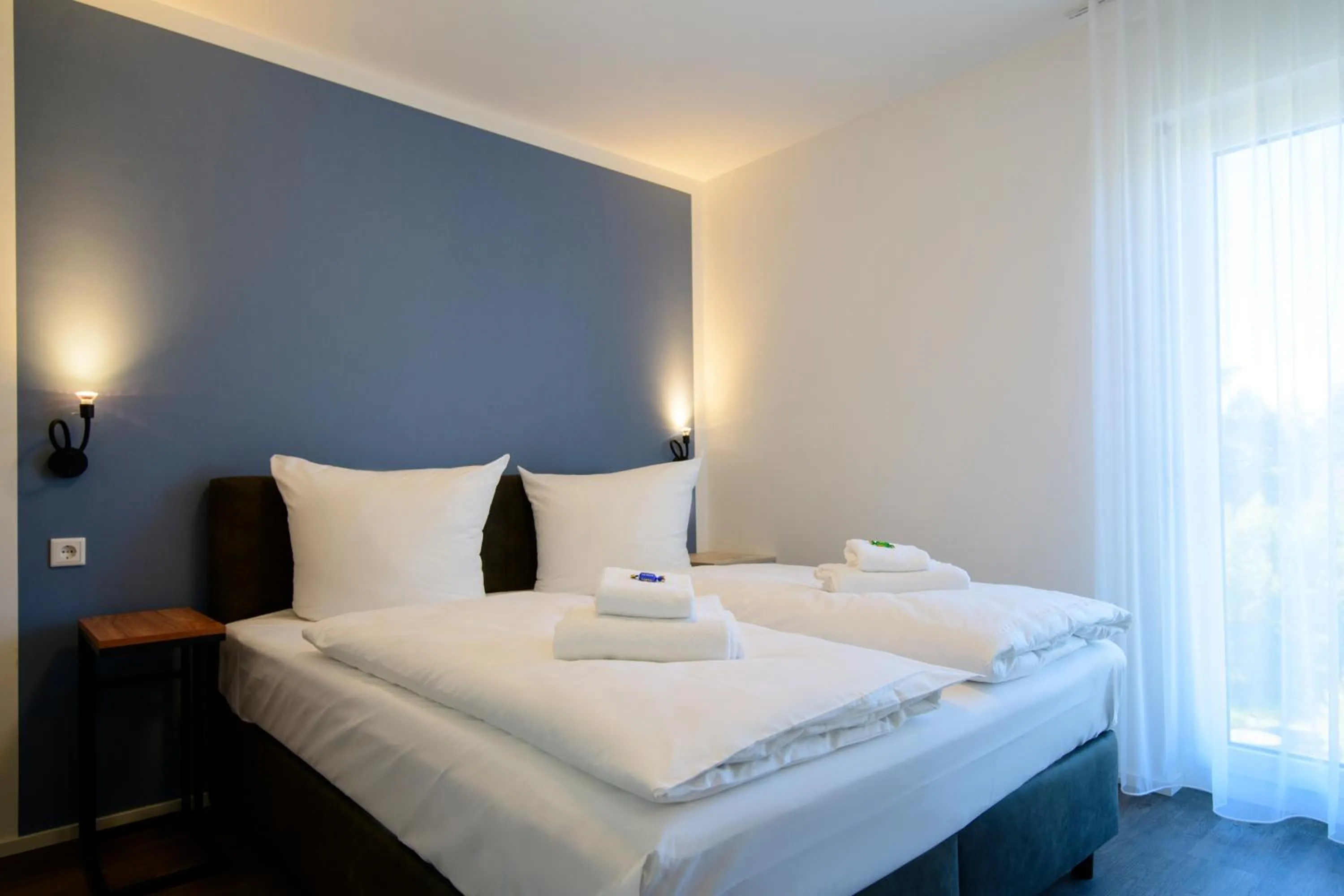 Bedroom, Bed in Smart & Stay Aparthotel Saarbrücken Süd - Self-Check-In - Free Parking