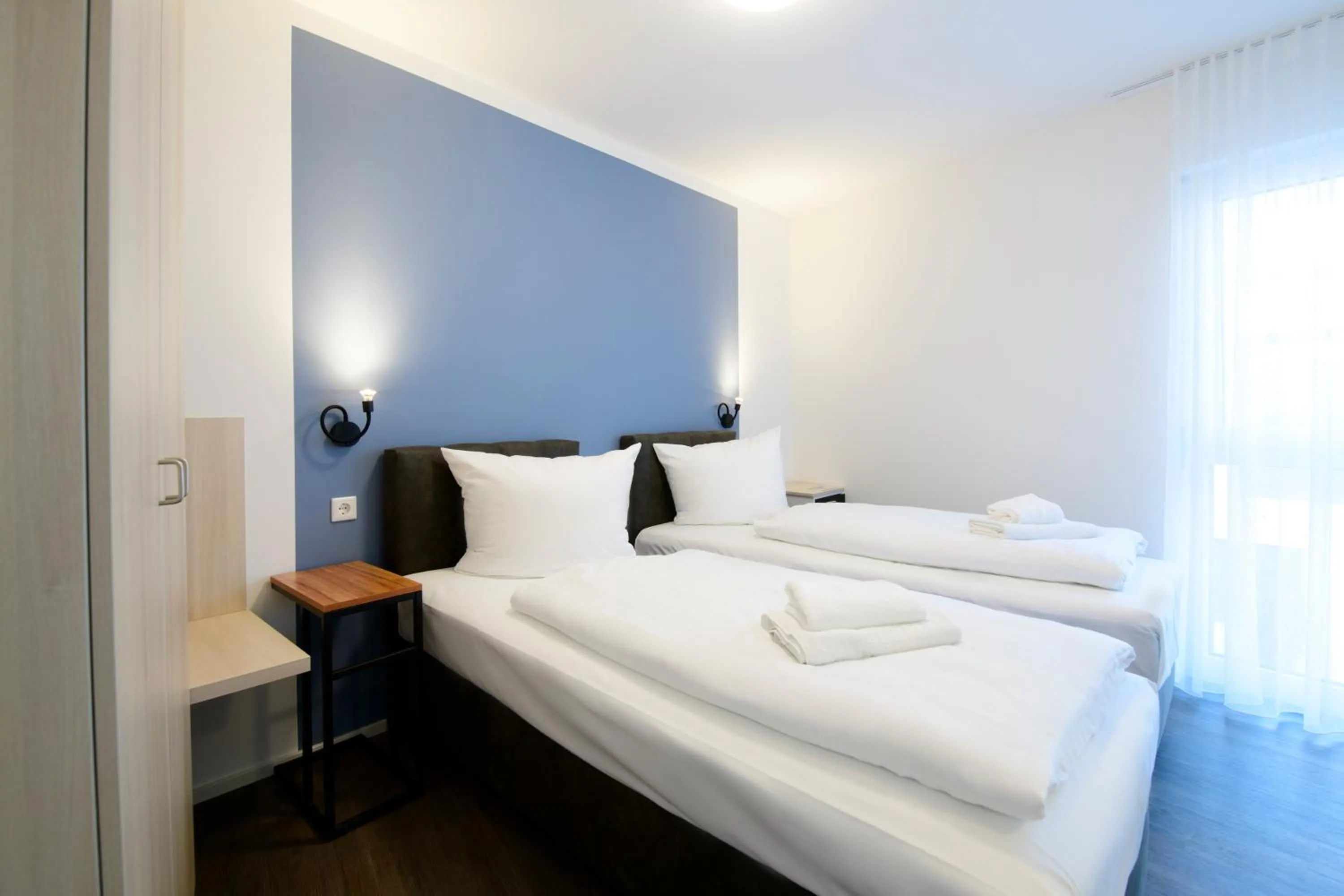 Bedroom, Bed in Smart & Stay Aparthotel Saarbrücken Süd - Self-Check-In - Free Parking