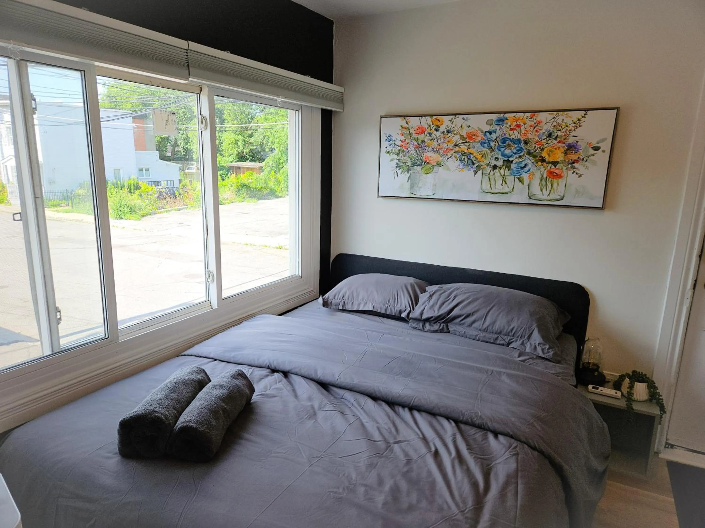 Bed in JstLikeHome - Old Ottawa Suite & Guesthouse