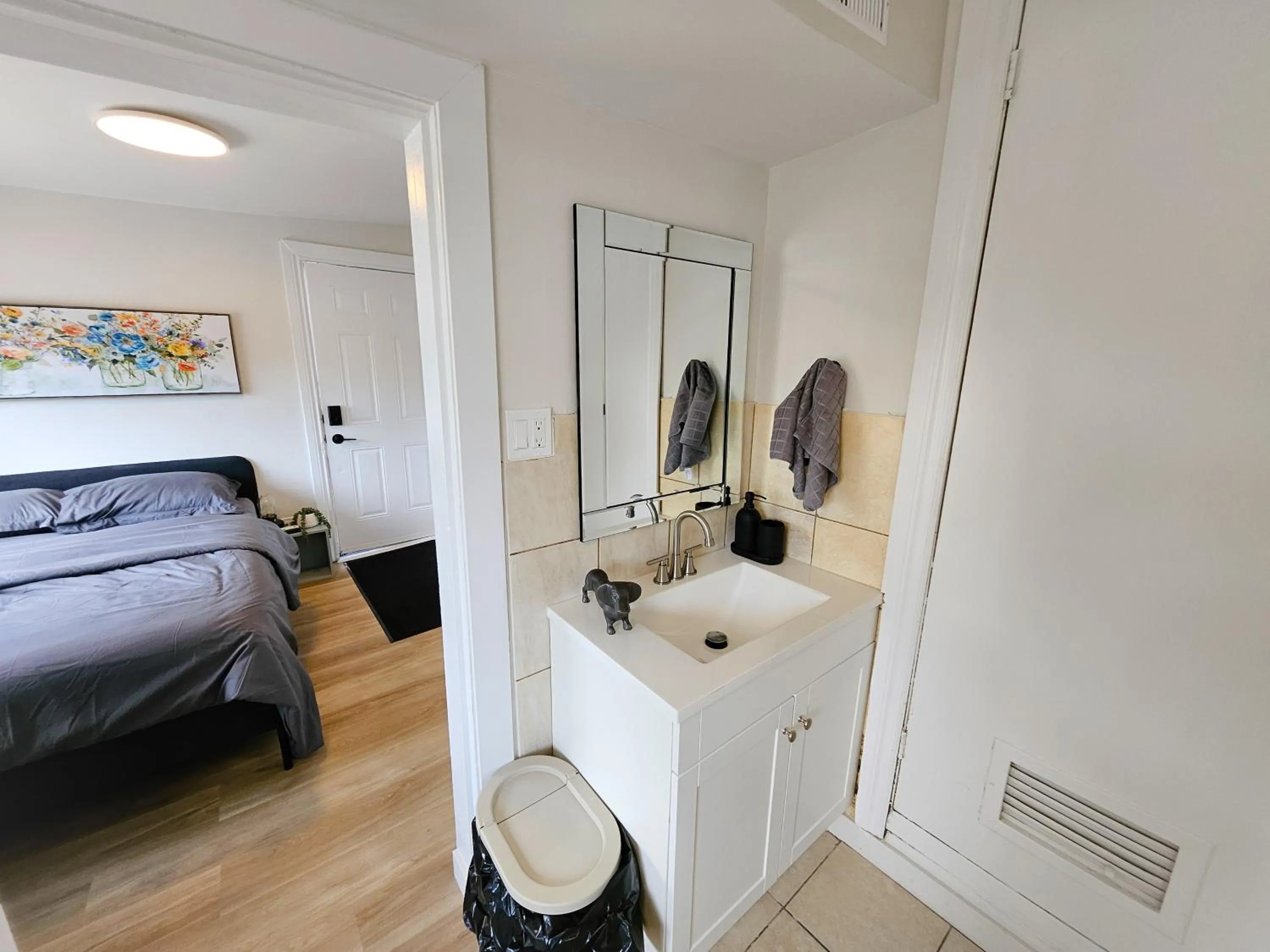 Bed in JstLikeHome - Old Ottawa Suite & Guesthouse