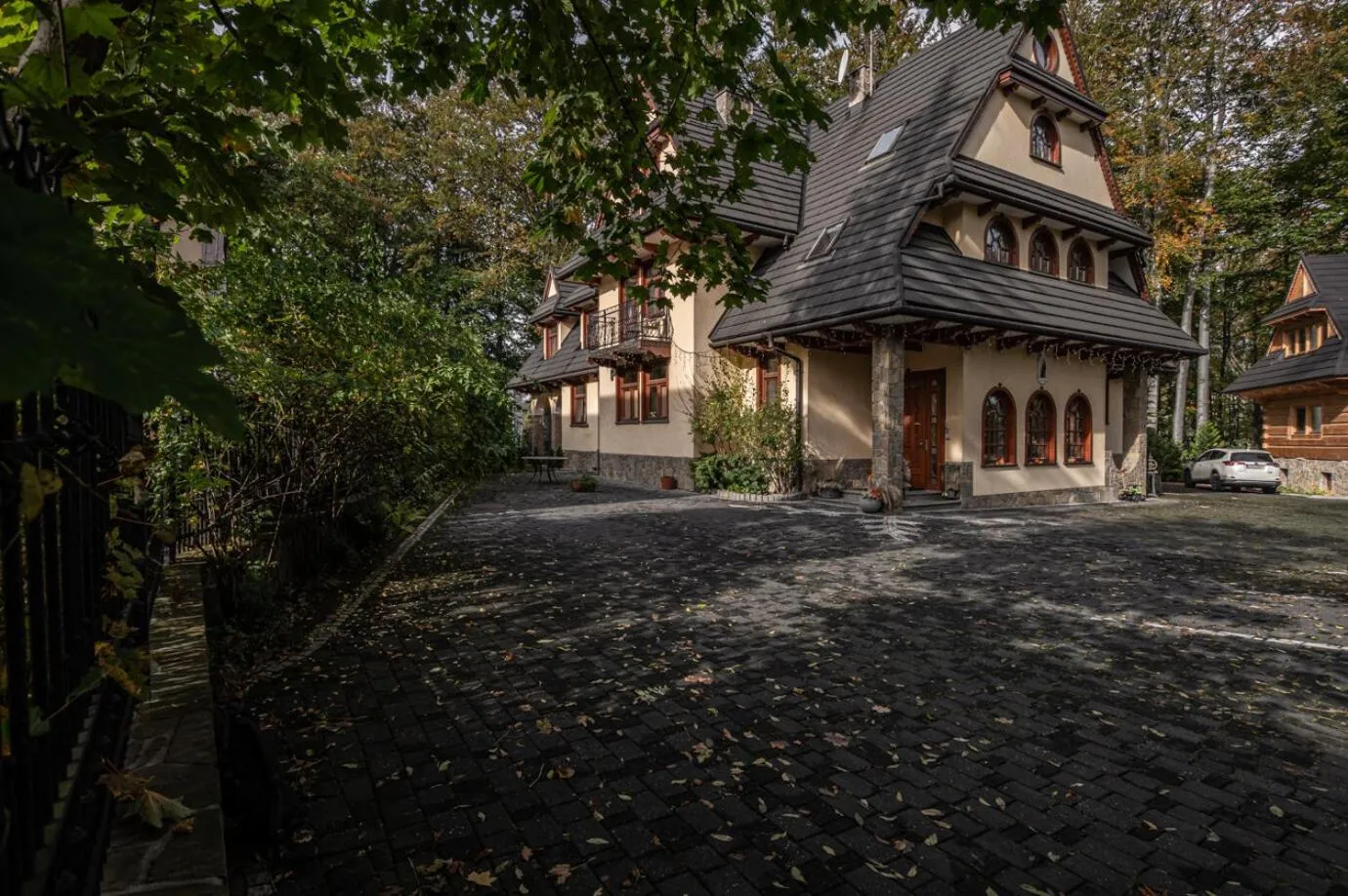 Property building in Willa Bór