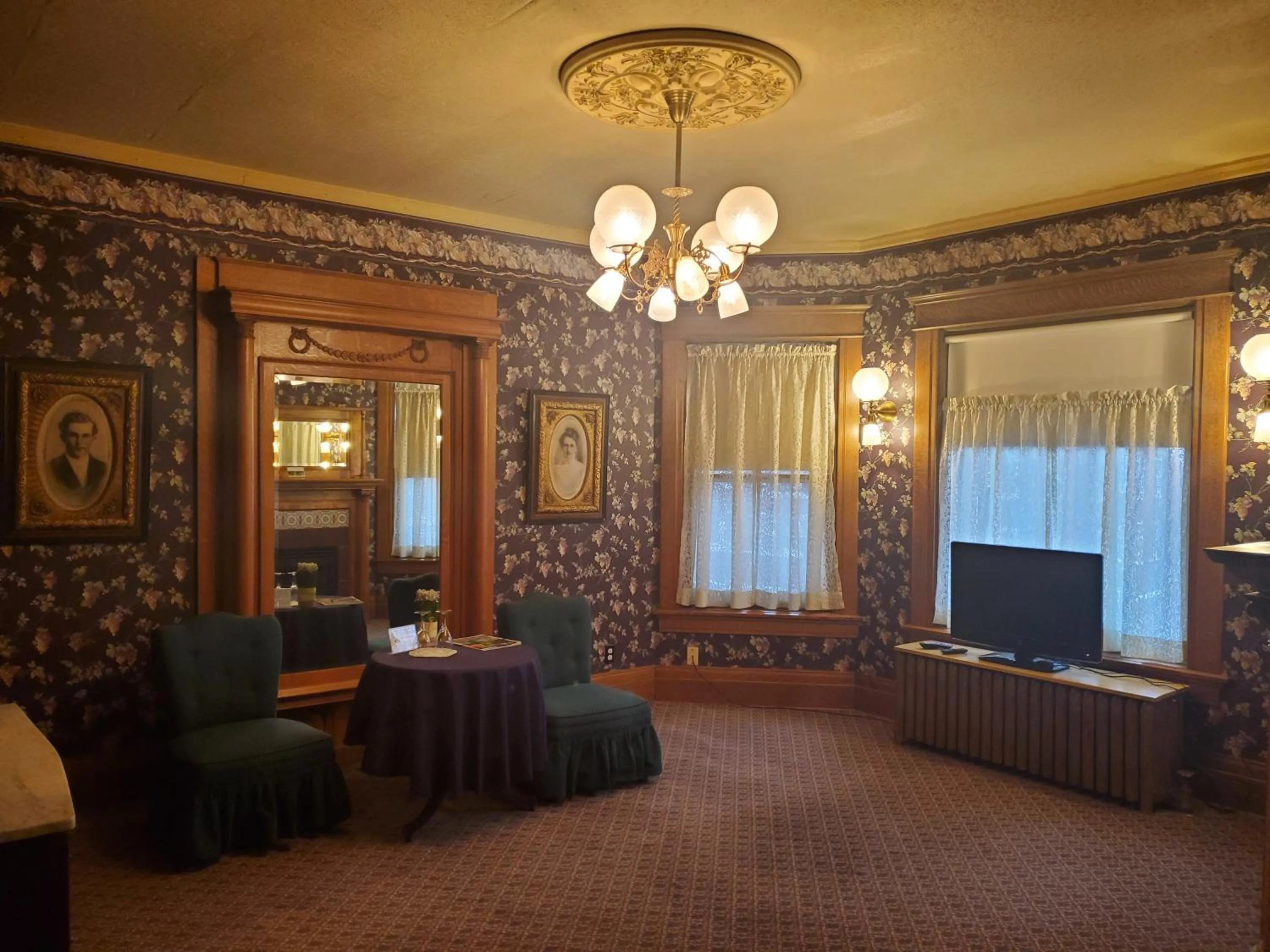 TV and multimedia in The Weis Mansion Bed and Breakfast