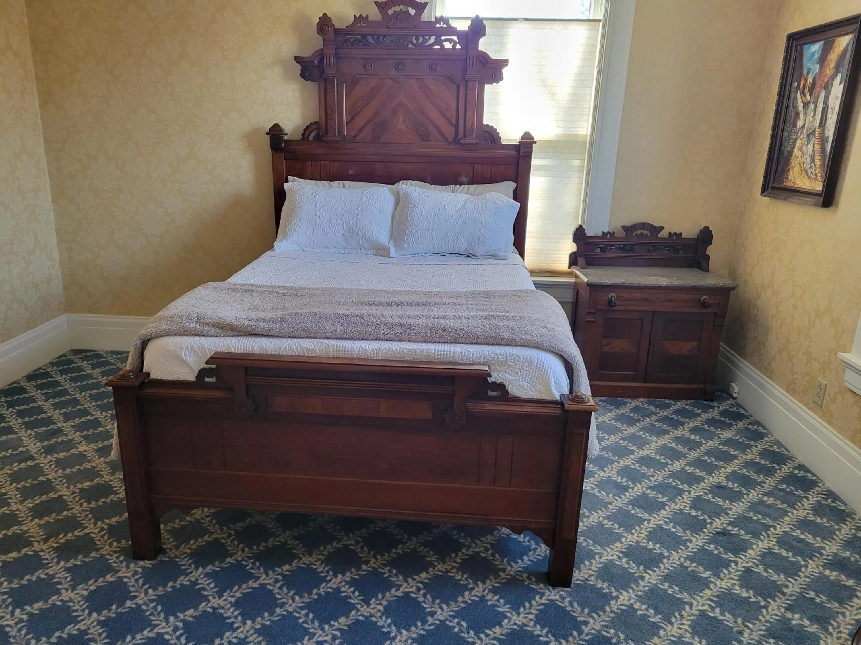 Bed in The Weis Mansion Bed and Breakfast