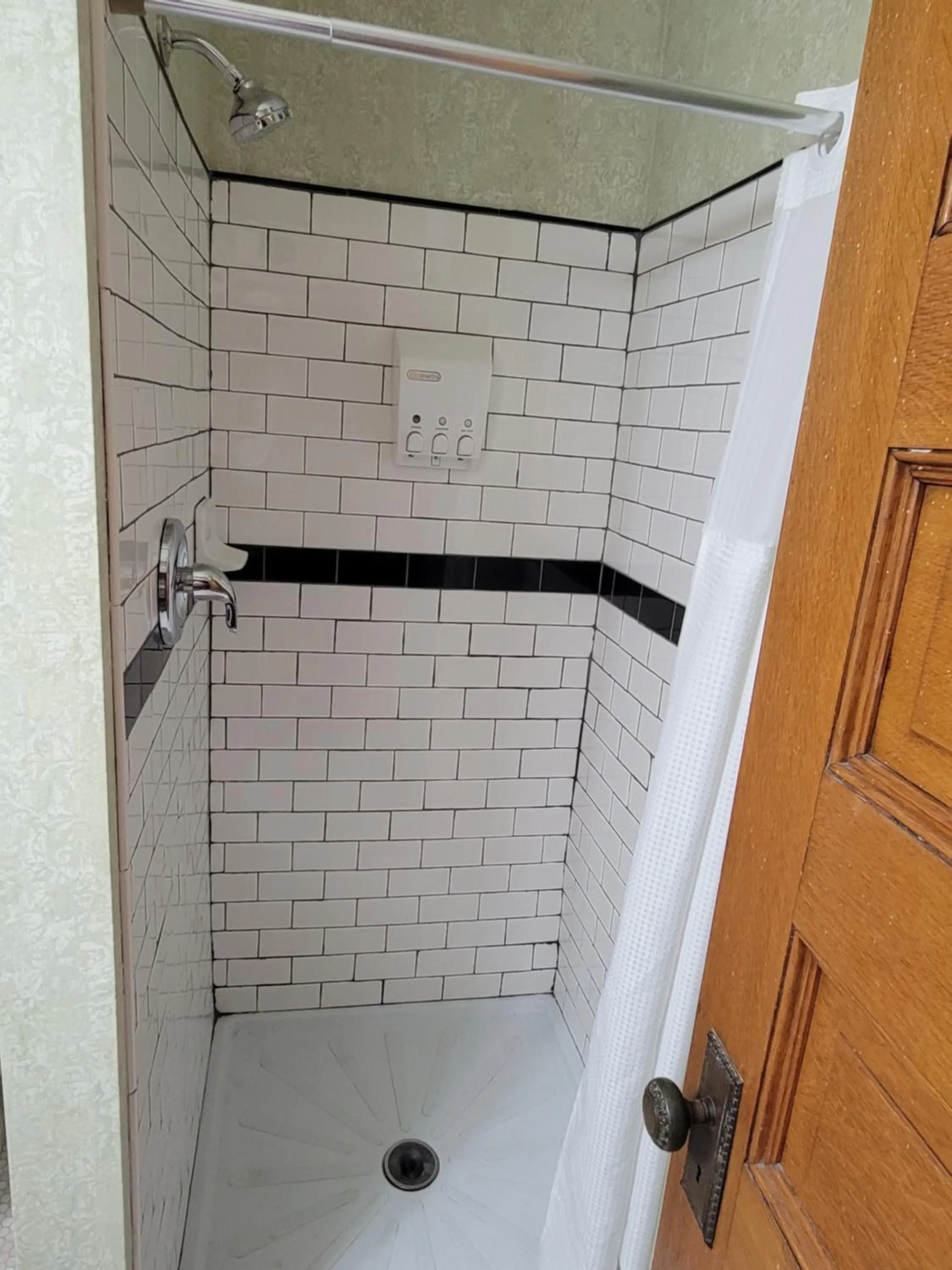 Shower in The Weis Mansion Bed and Breakfast