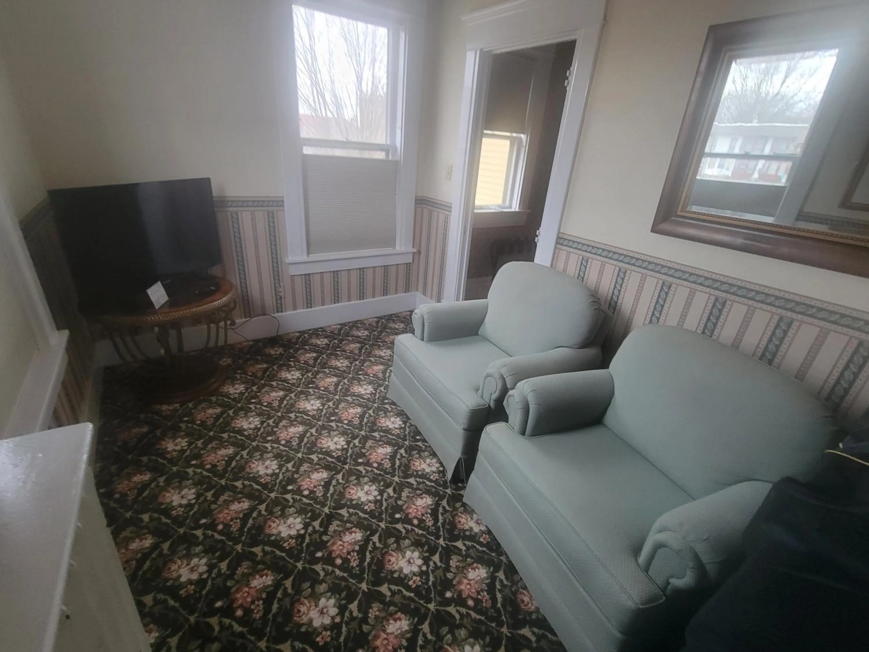 TV and multimedia in The Weis Mansion Bed and Breakfast