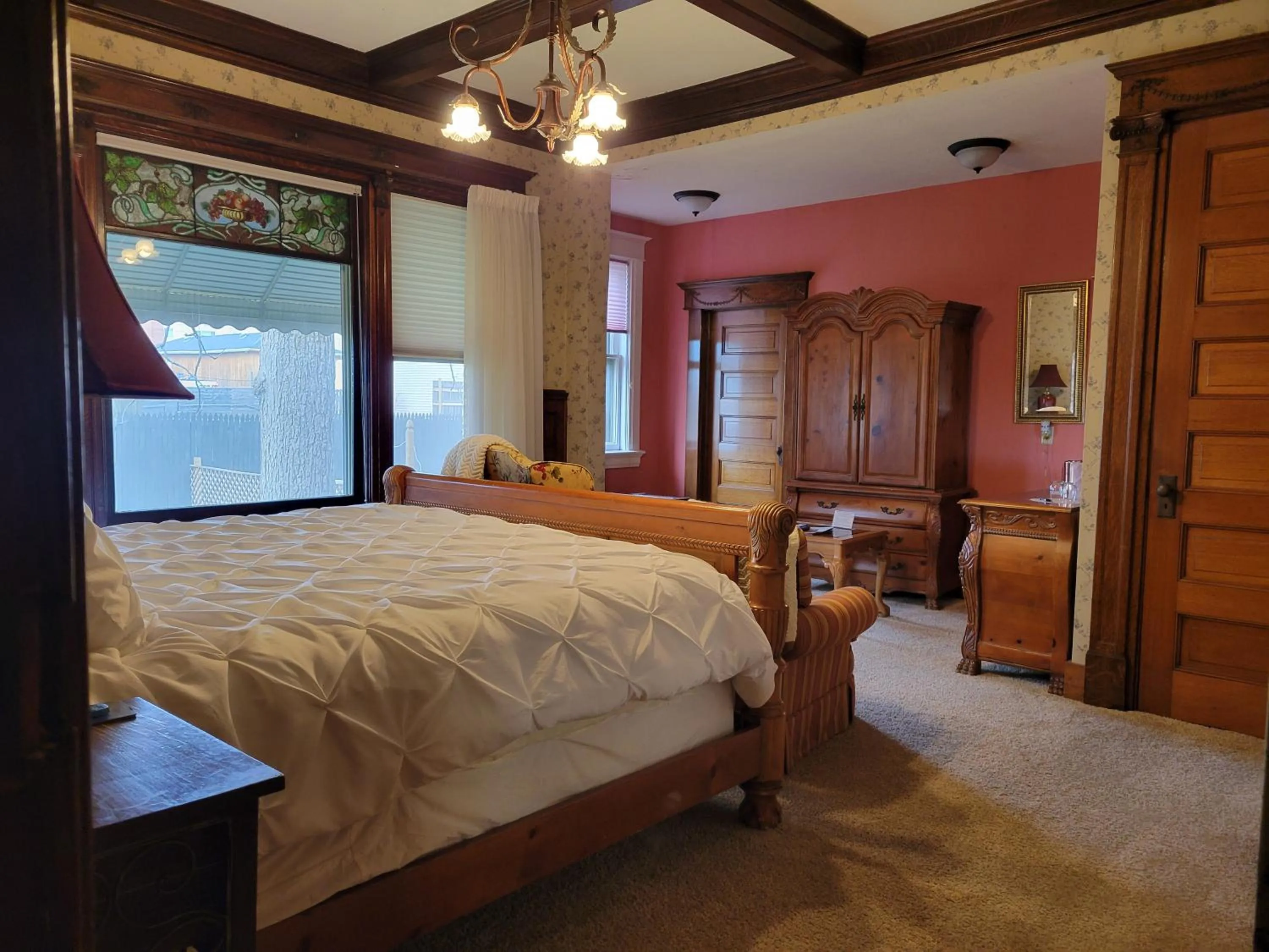 Bed in The Weis Mansion Bed and Breakfast