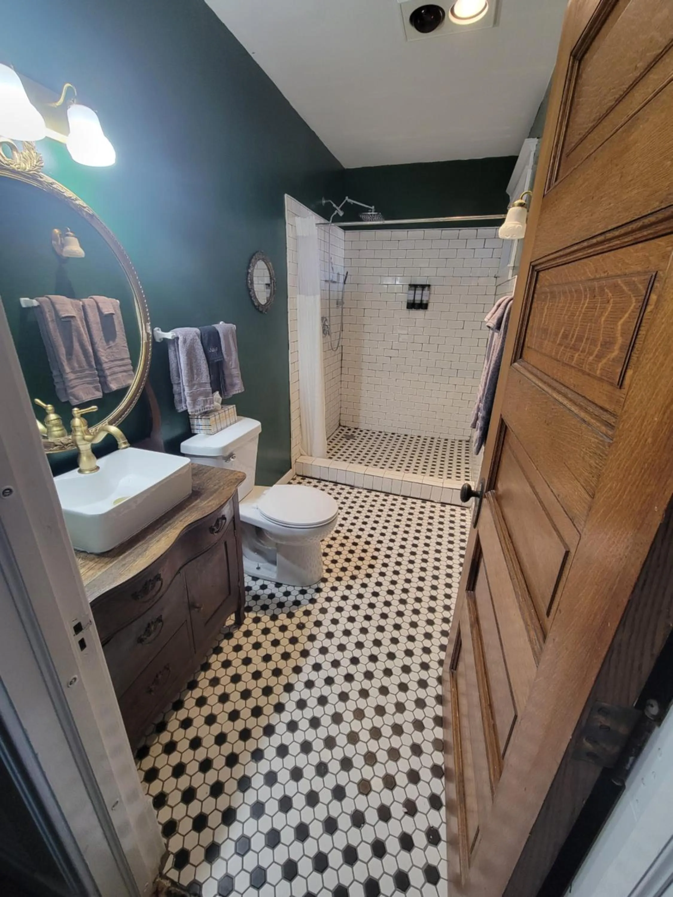 Bathroom in The Weis Mansion Bed and Breakfast