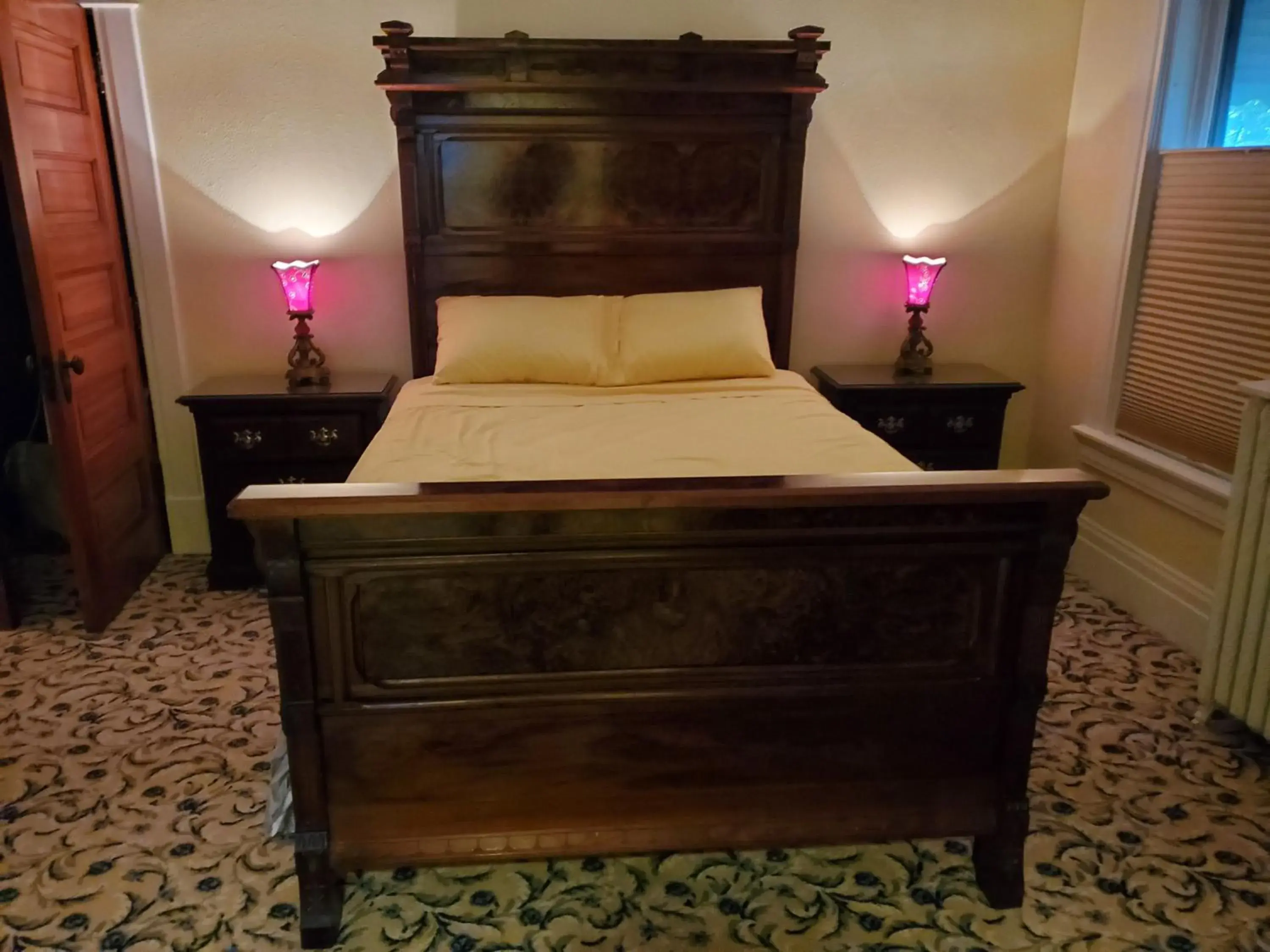 Deluxe Queen Suite in The Weis Mansion Bed and Breakfast Deluxe Queen Suite in The Weis Mansion Bed and Breakfast