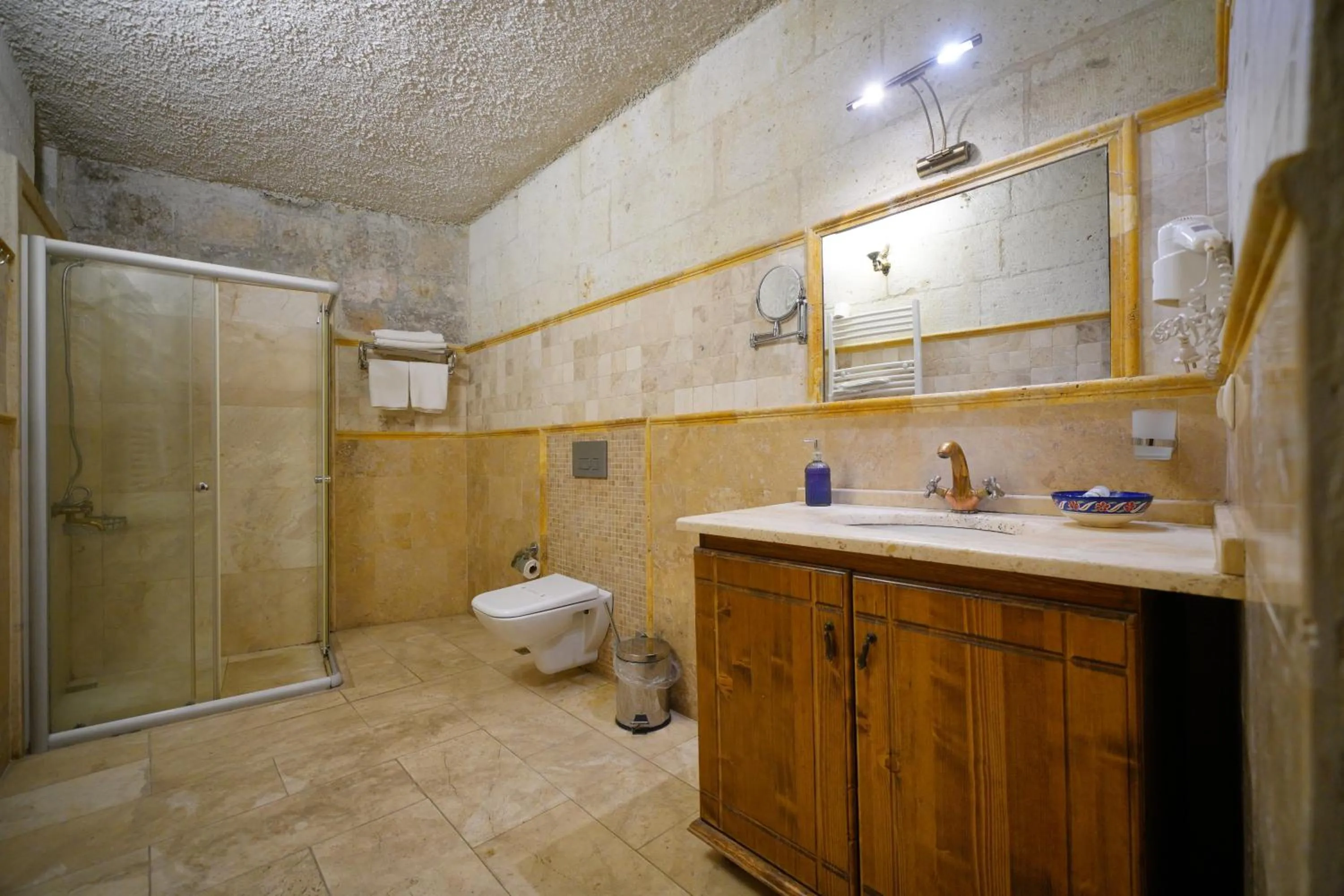 Shower in Harman Cave Hotel