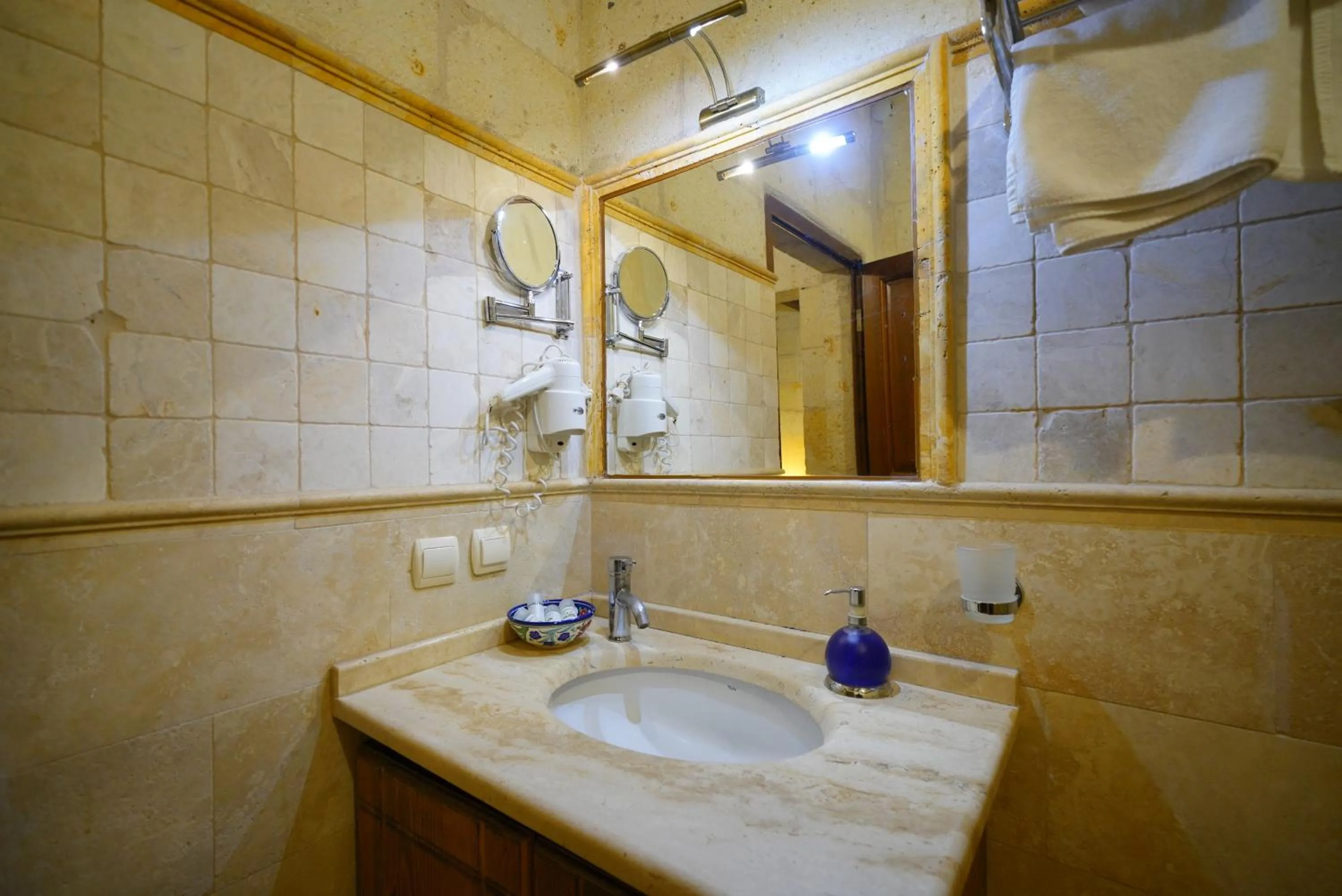 Shower in Harman Cave Hotel