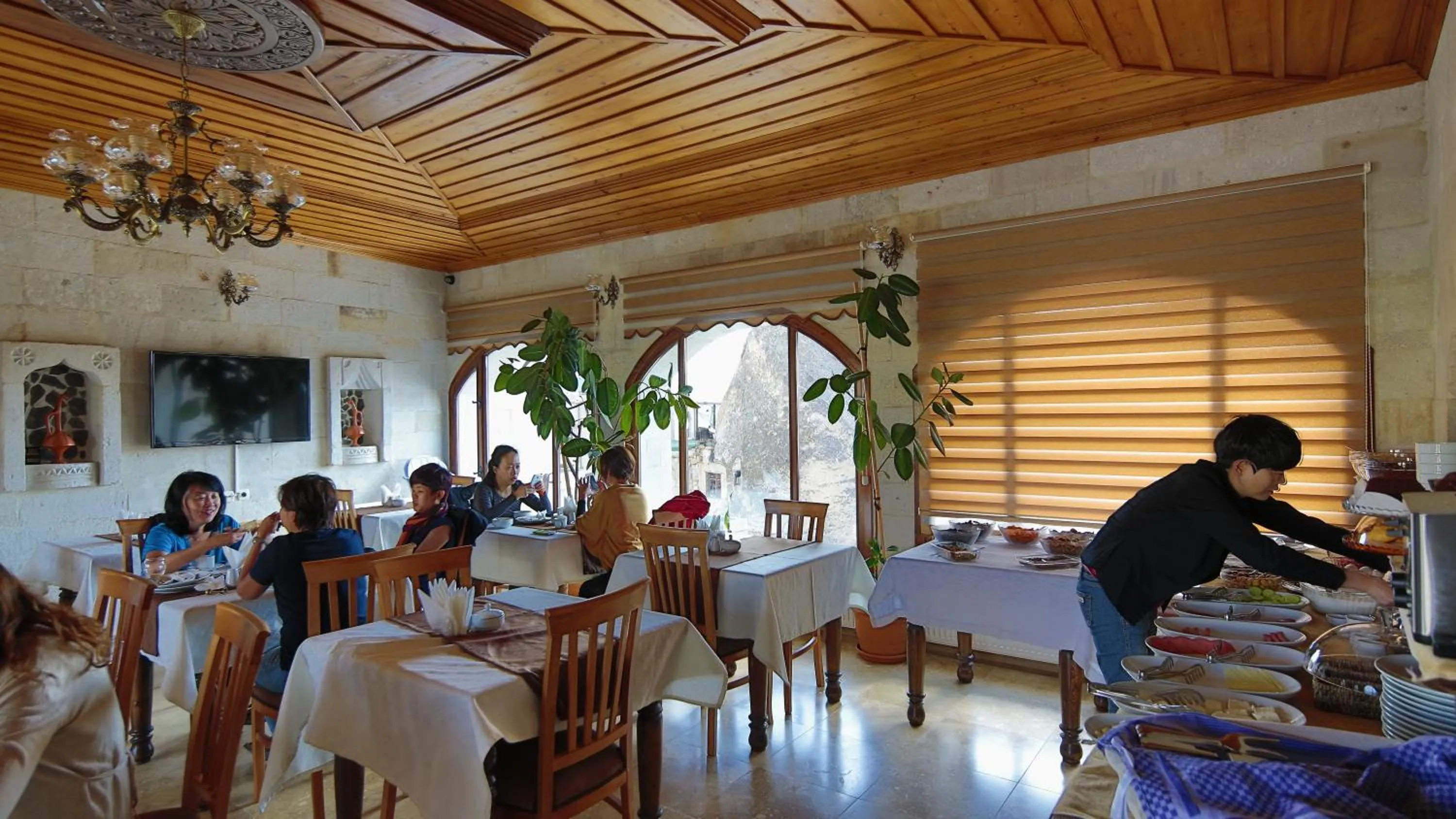 Restaurant/places to eat in Harman Cave Hotel