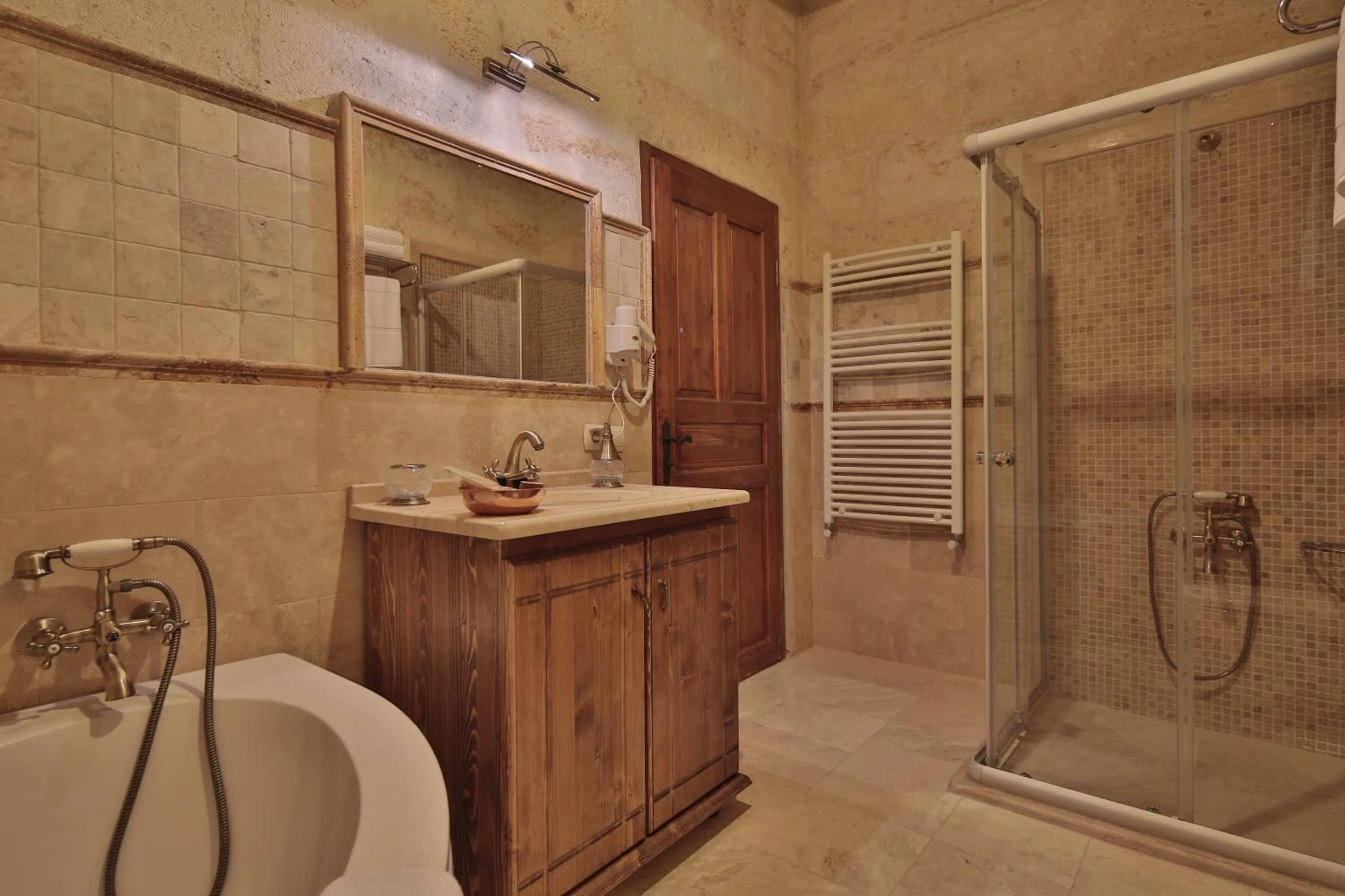 Shower in Harman Cave Hotel