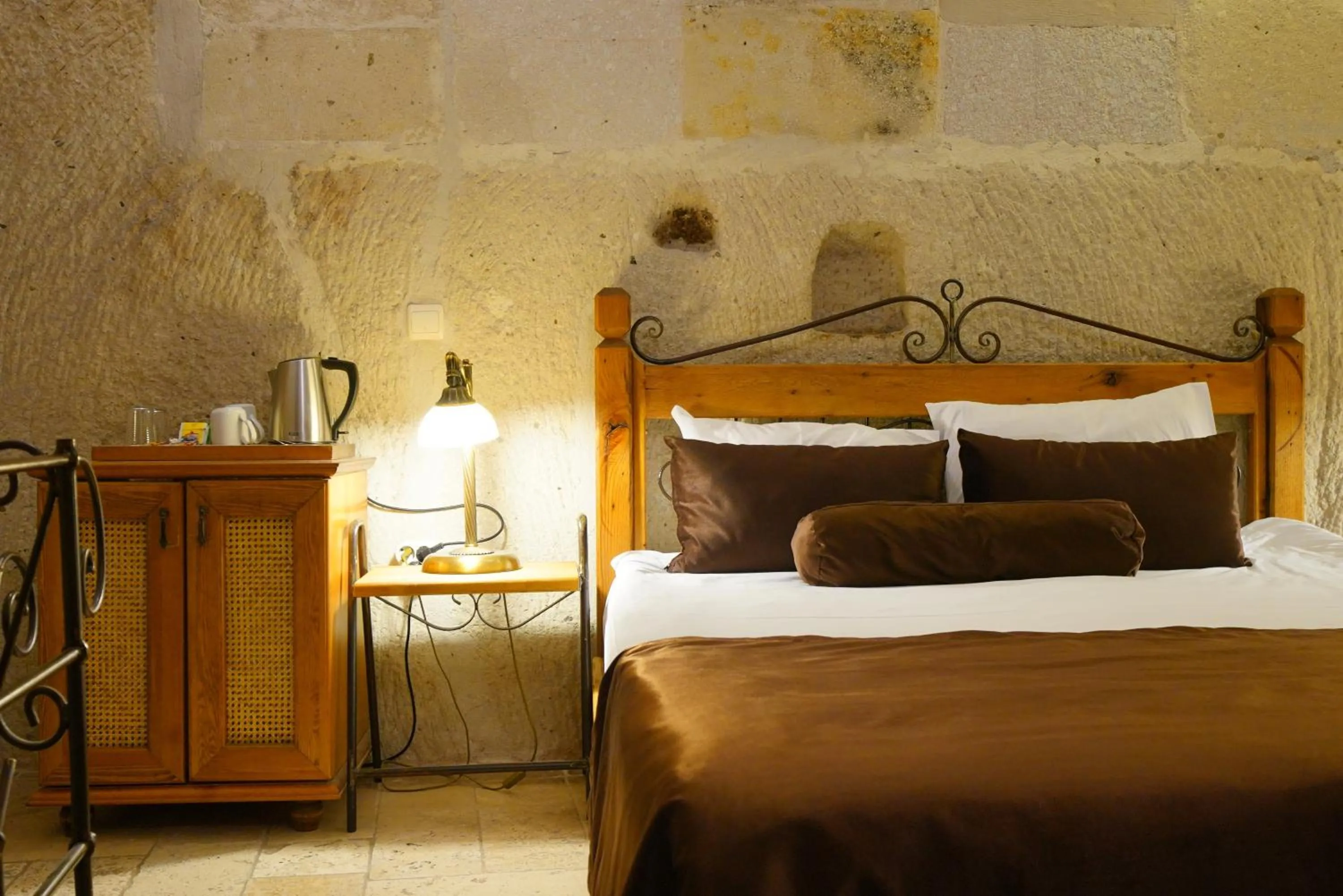 Bed in Harman Cave Hotel