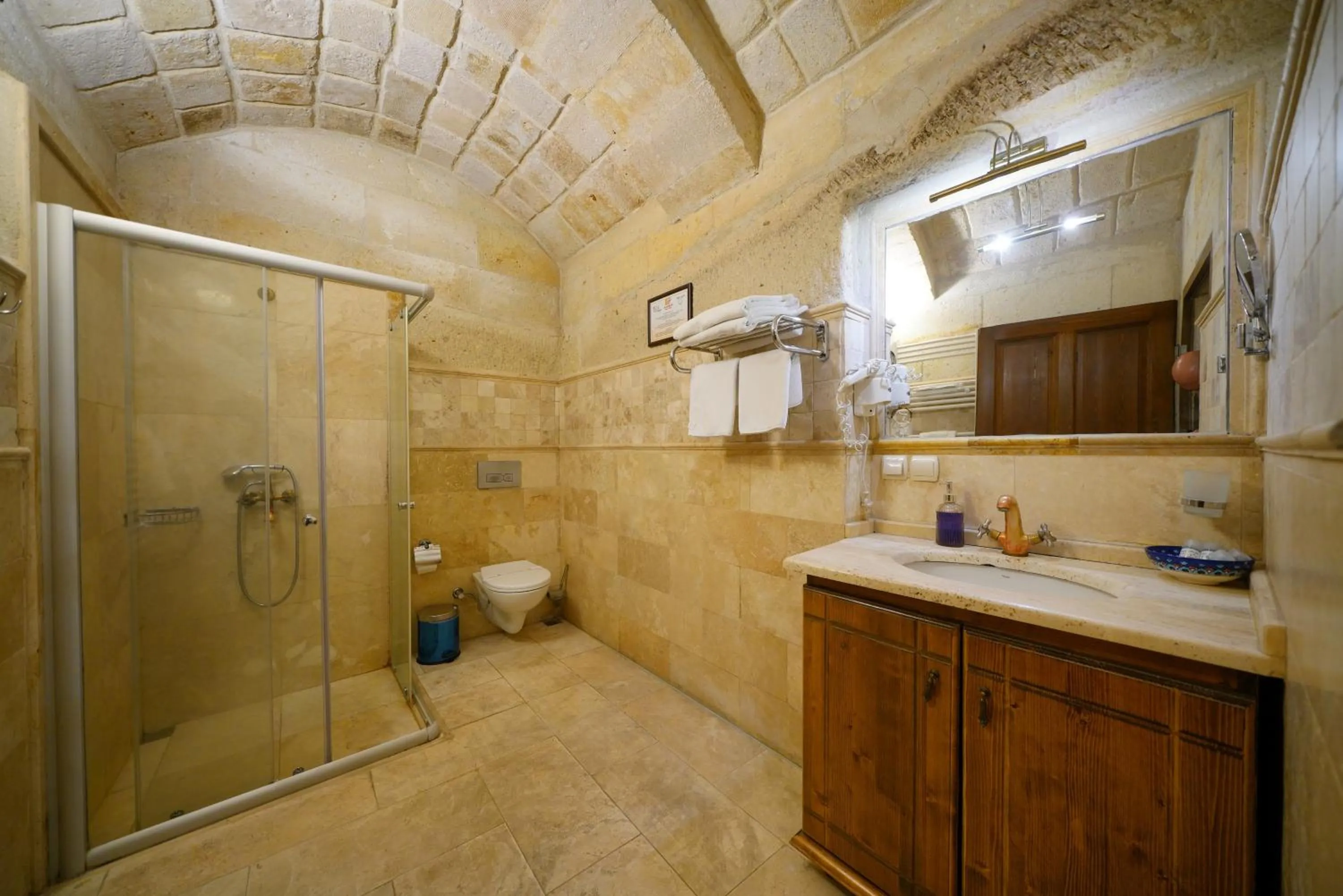 Shower in Harman Cave Hotel