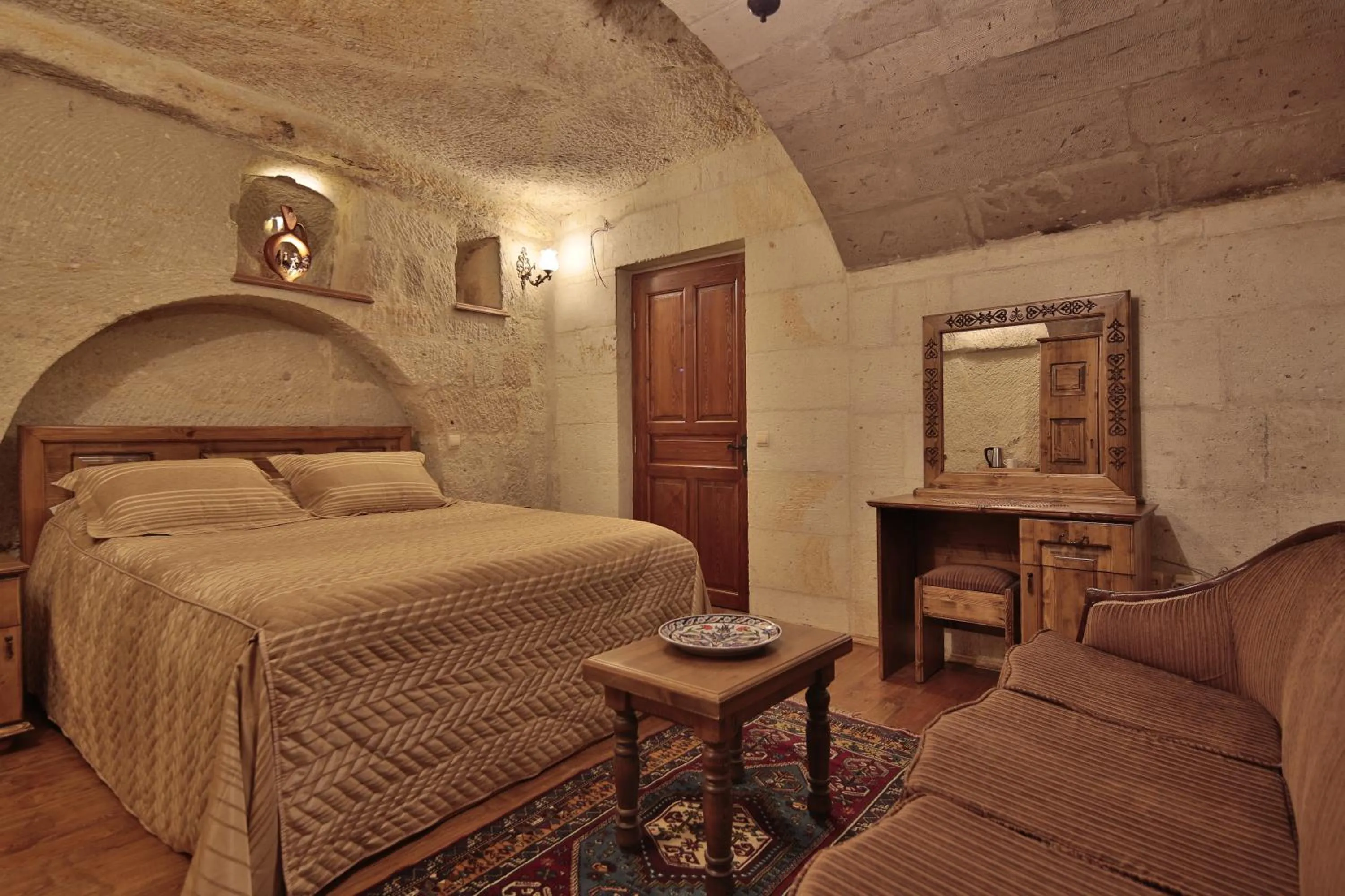 Photo of the whole room, Bed in Harman Cave Hotel
