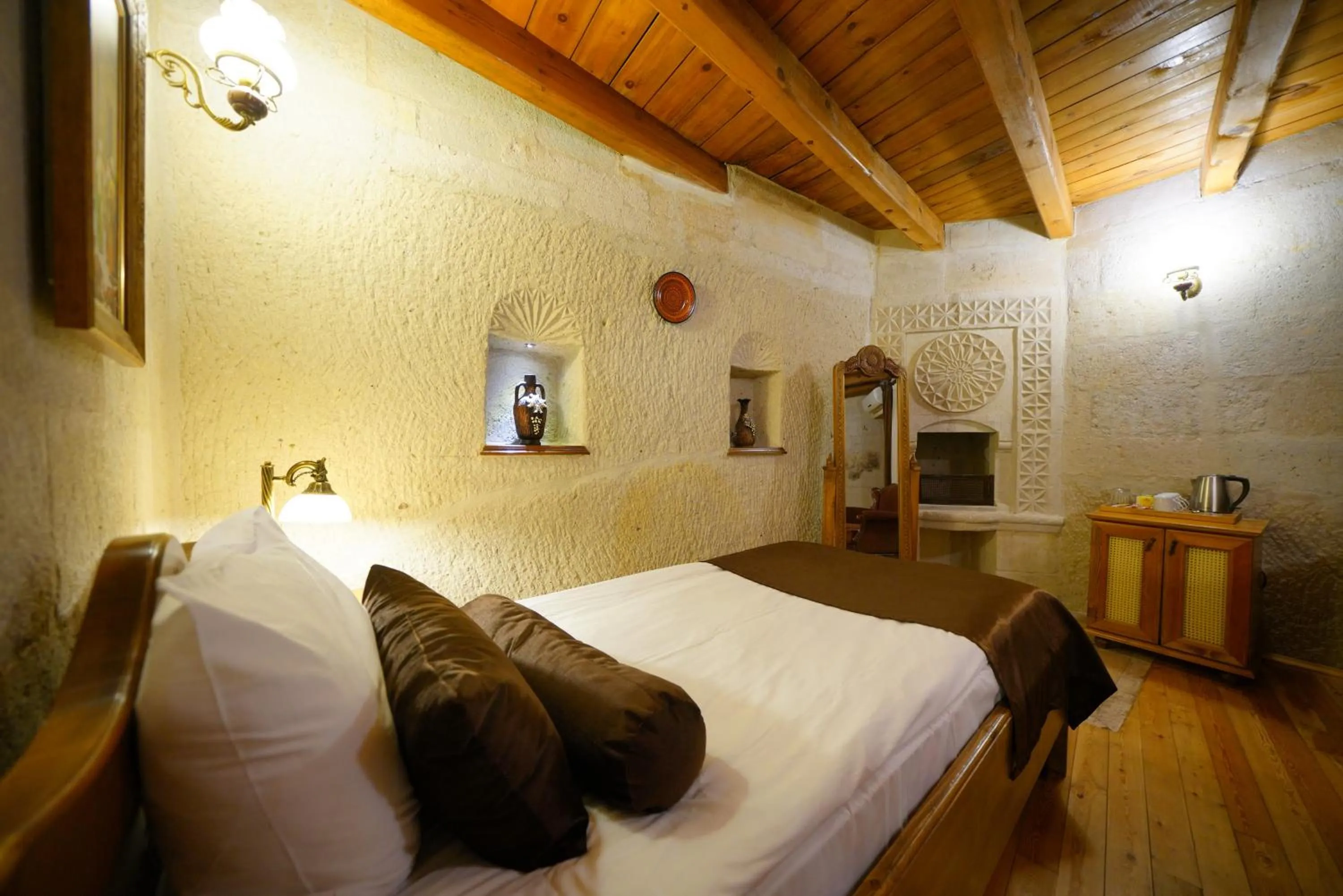 Bed in Harman Cave Hotel