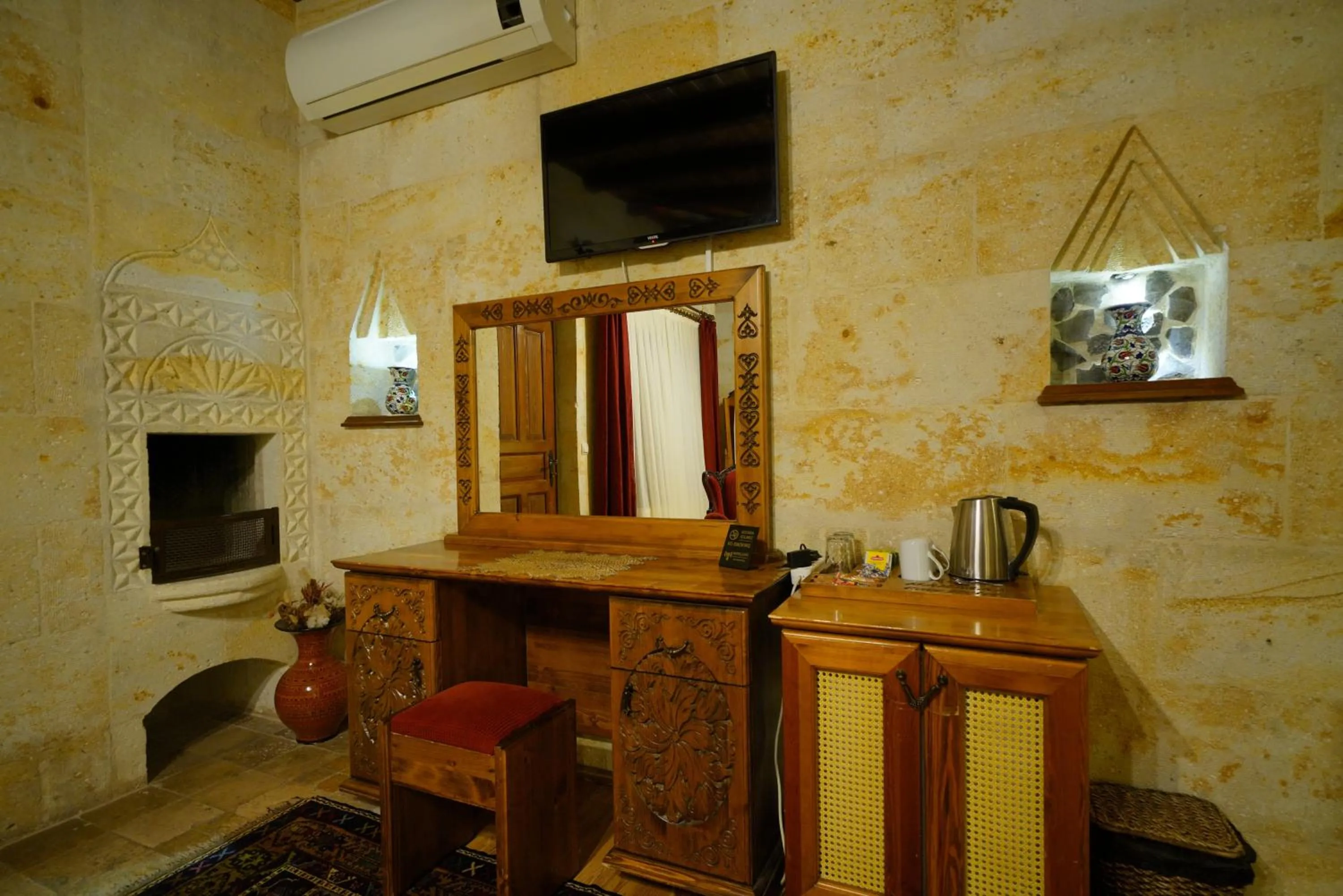 TV and multimedia in Harman Cave Hotel