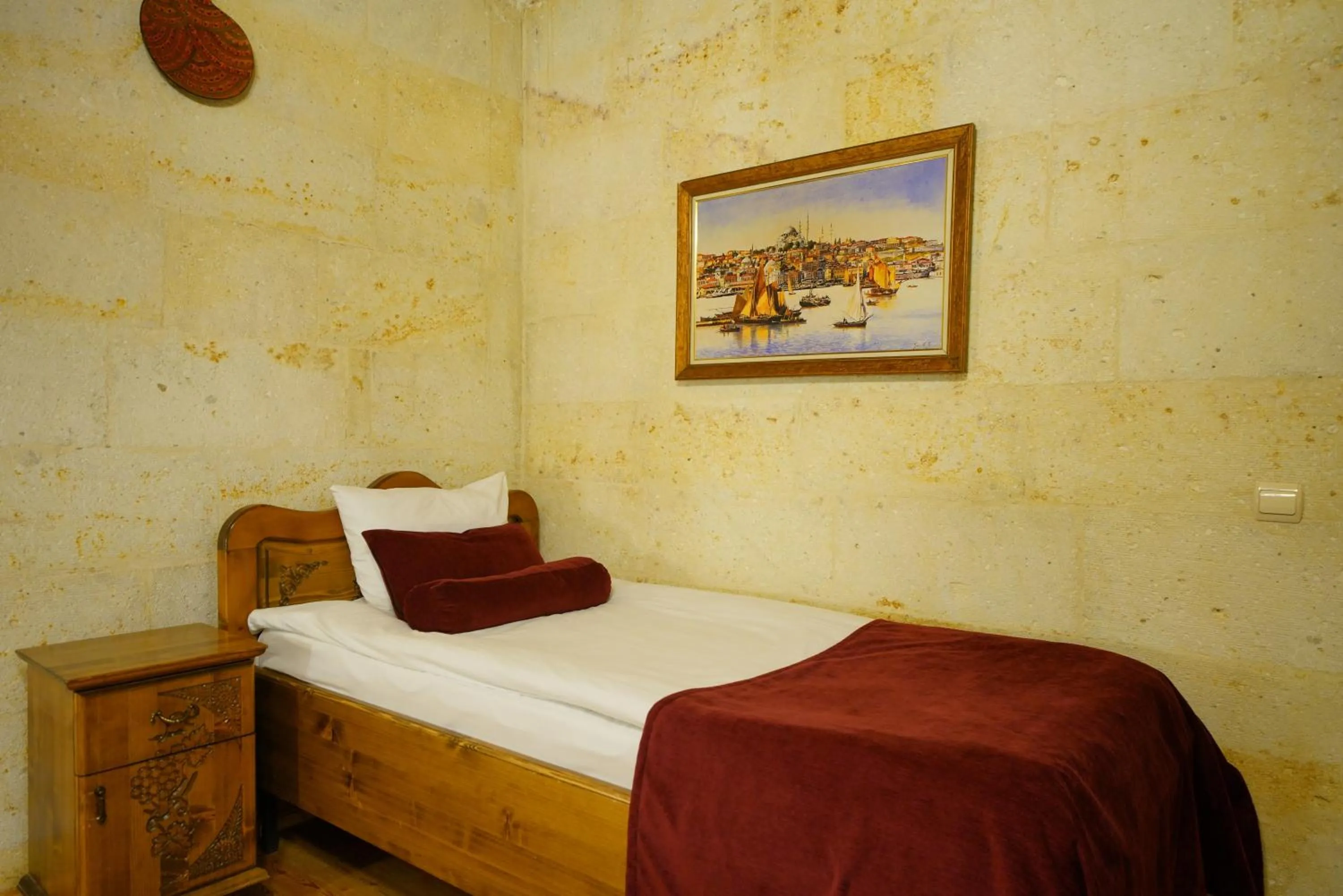 Bed in Harman Cave Hotel
