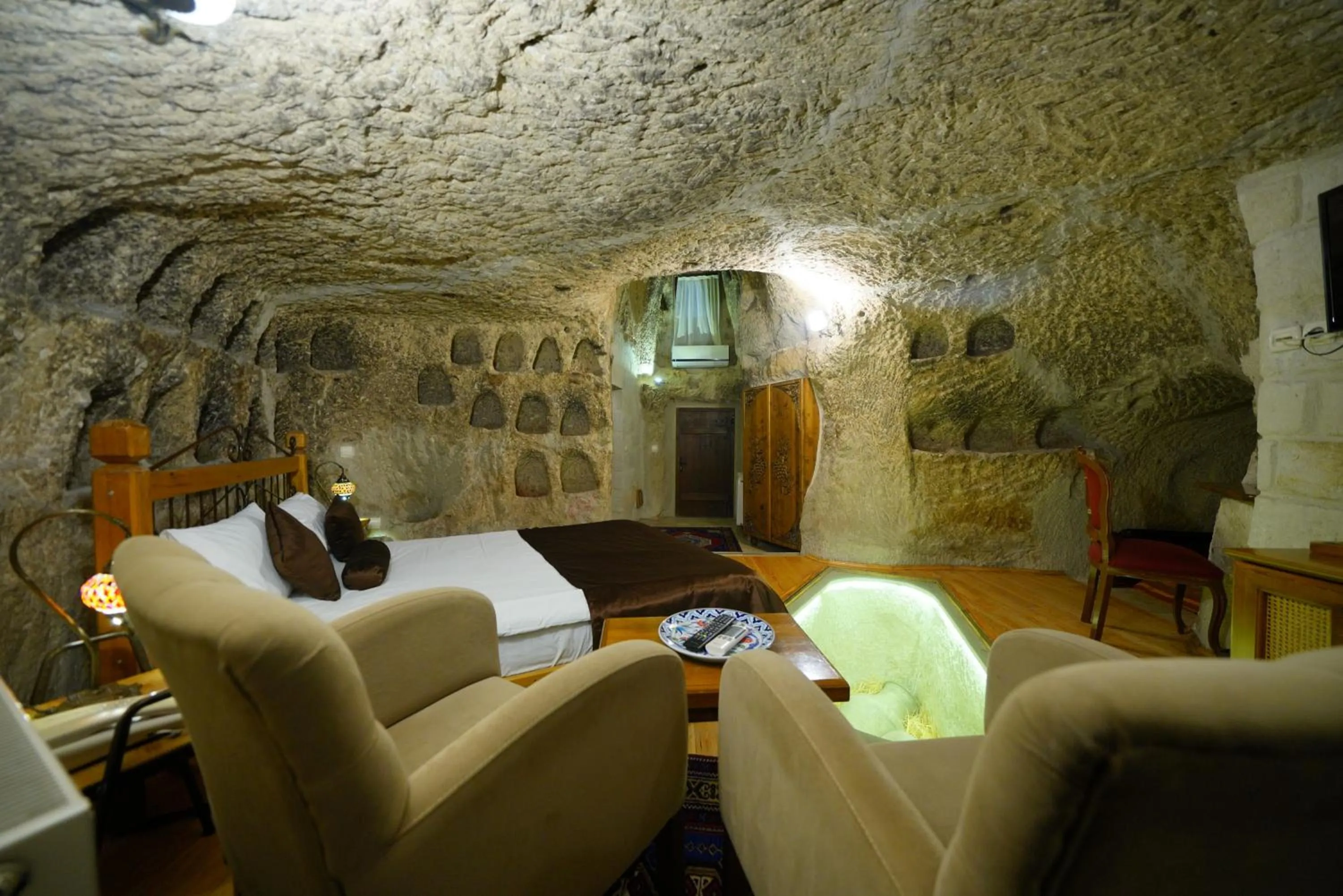 Bed in Harman Cave Hotel