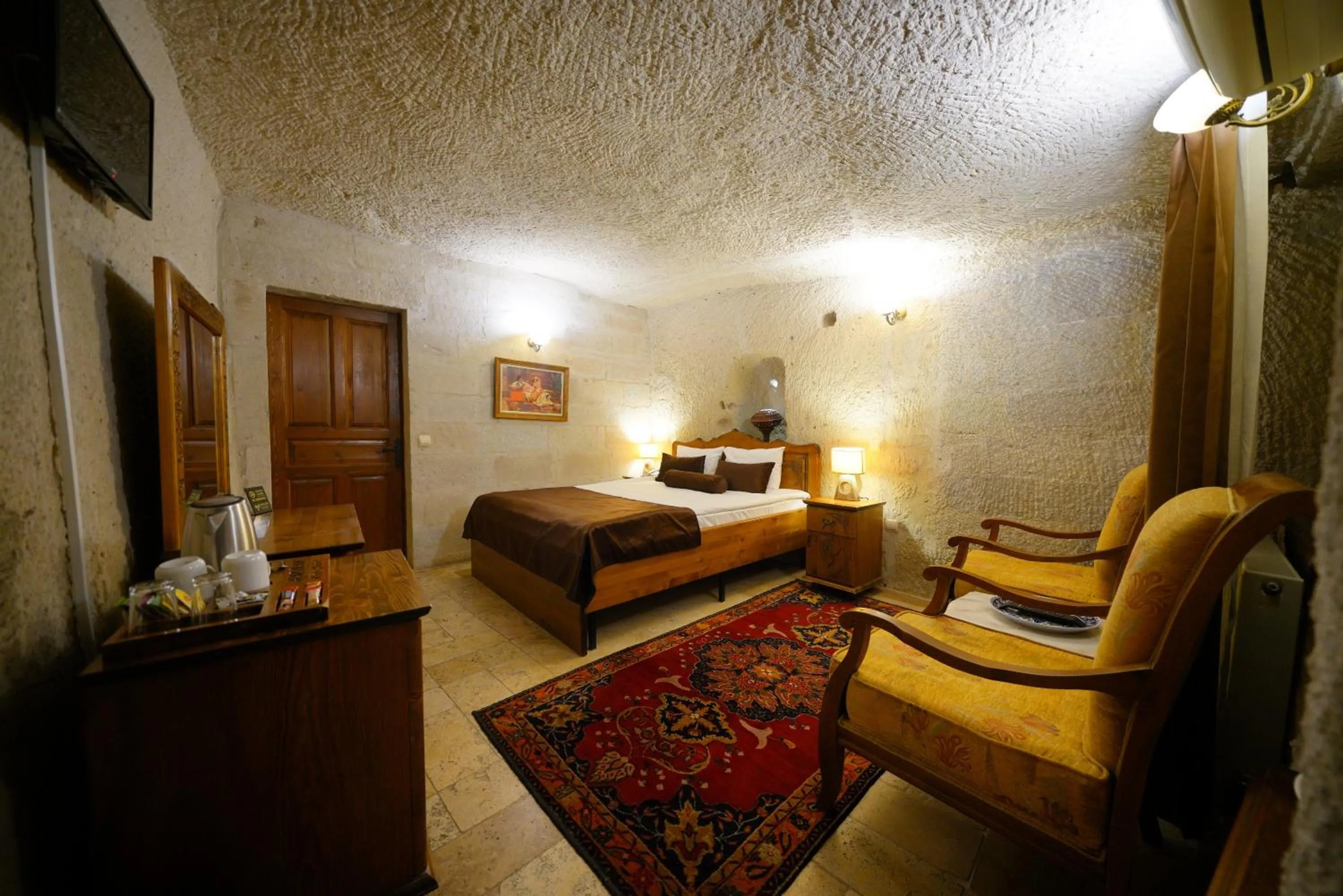 Bed in Harman Cave Hotel