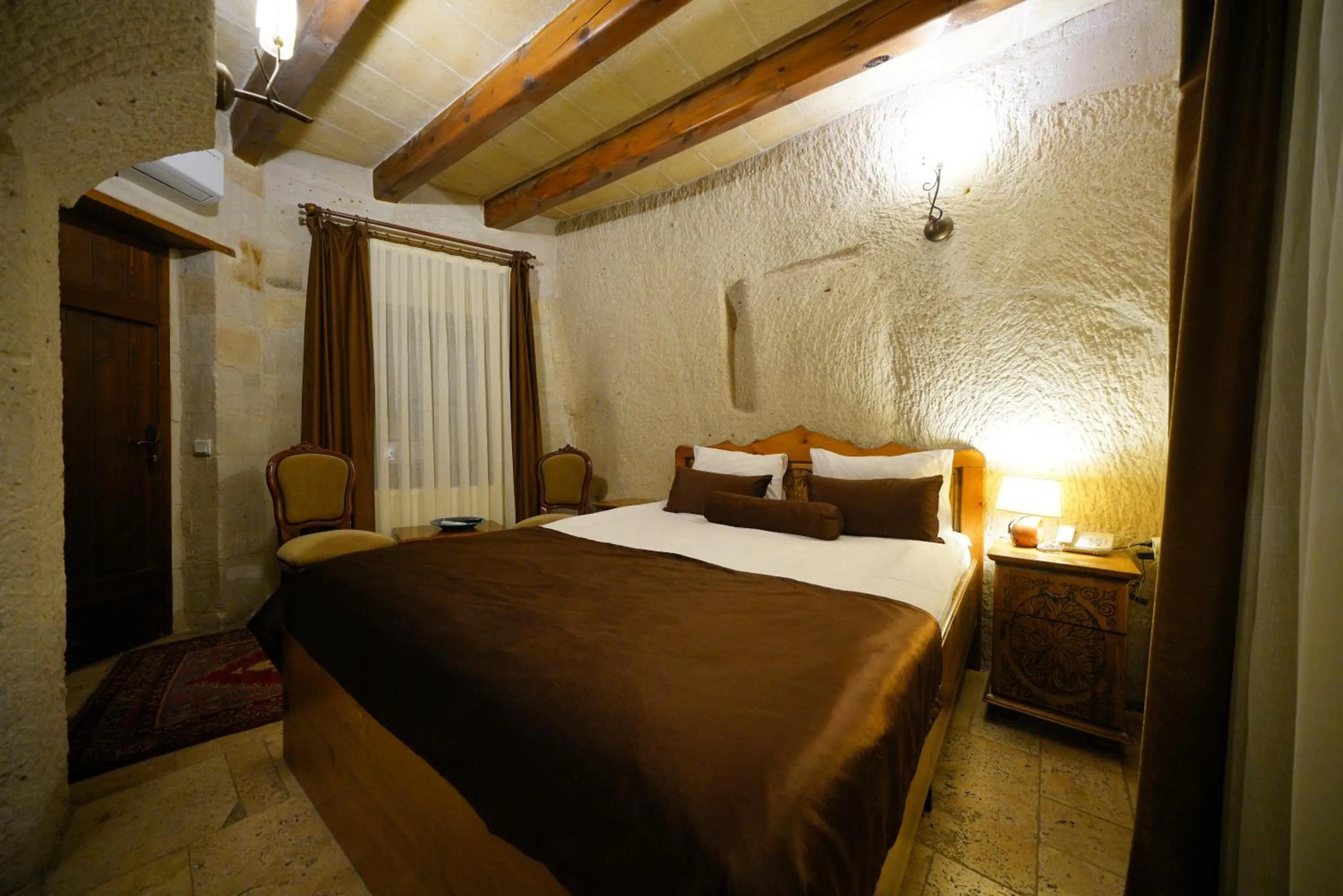 Bed in Harman Cave Hotel