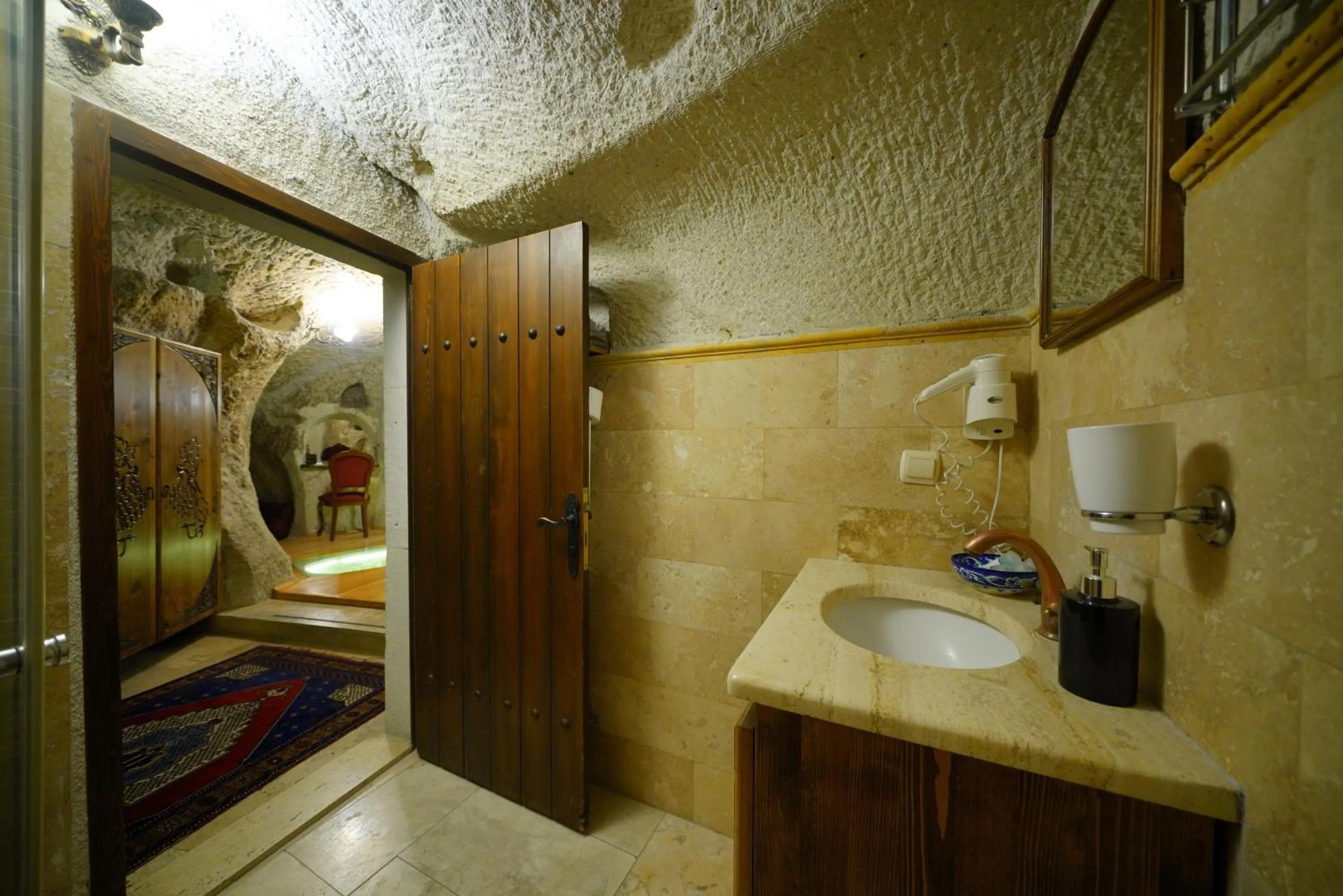 Shower in Harman Cave Hotel