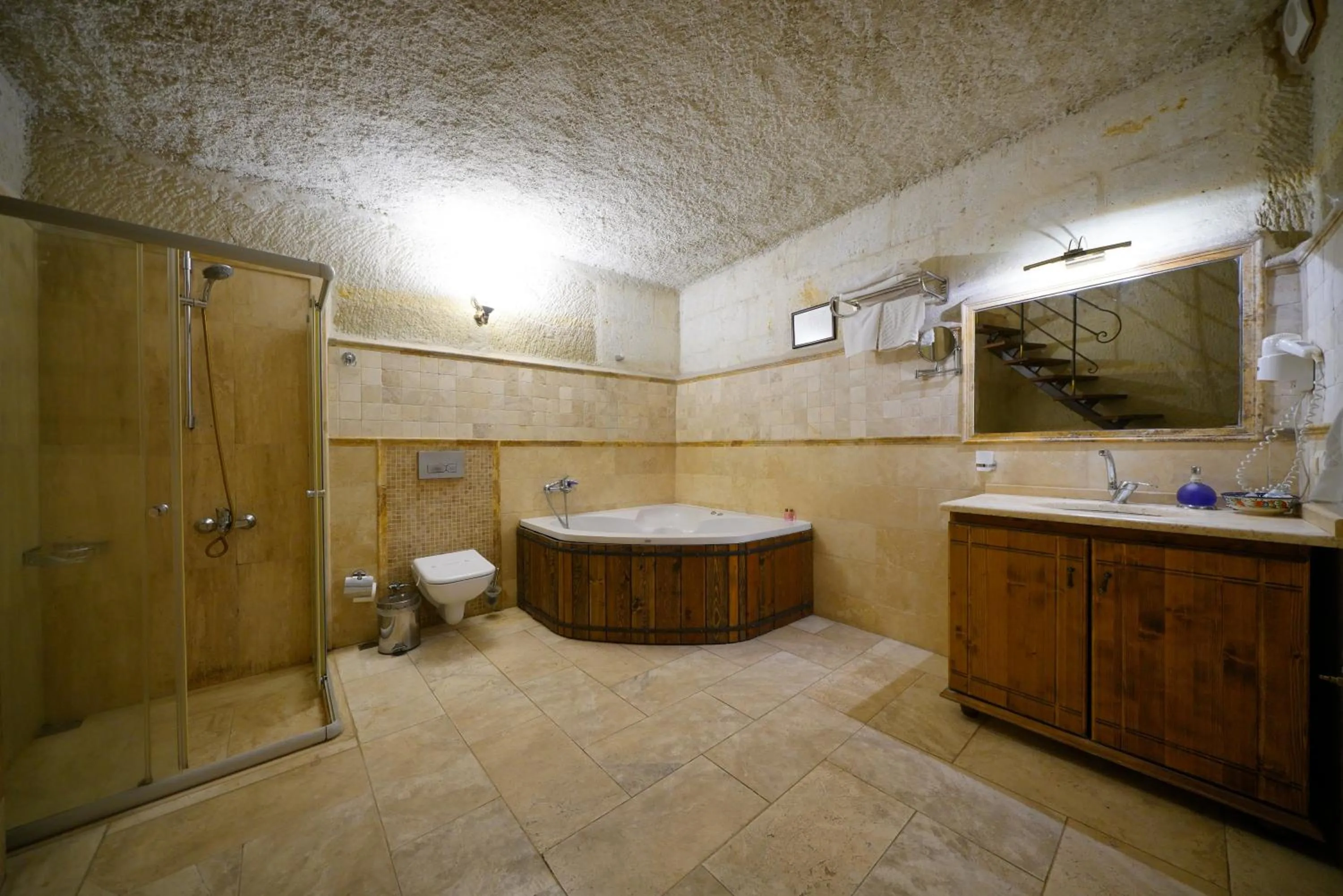 Shower in Harman Cave Hotel