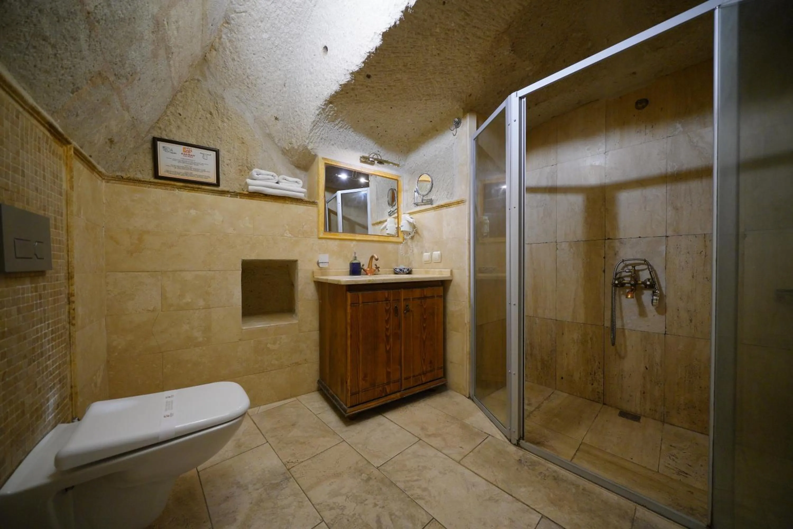 Shower in Harman Cave Hotel