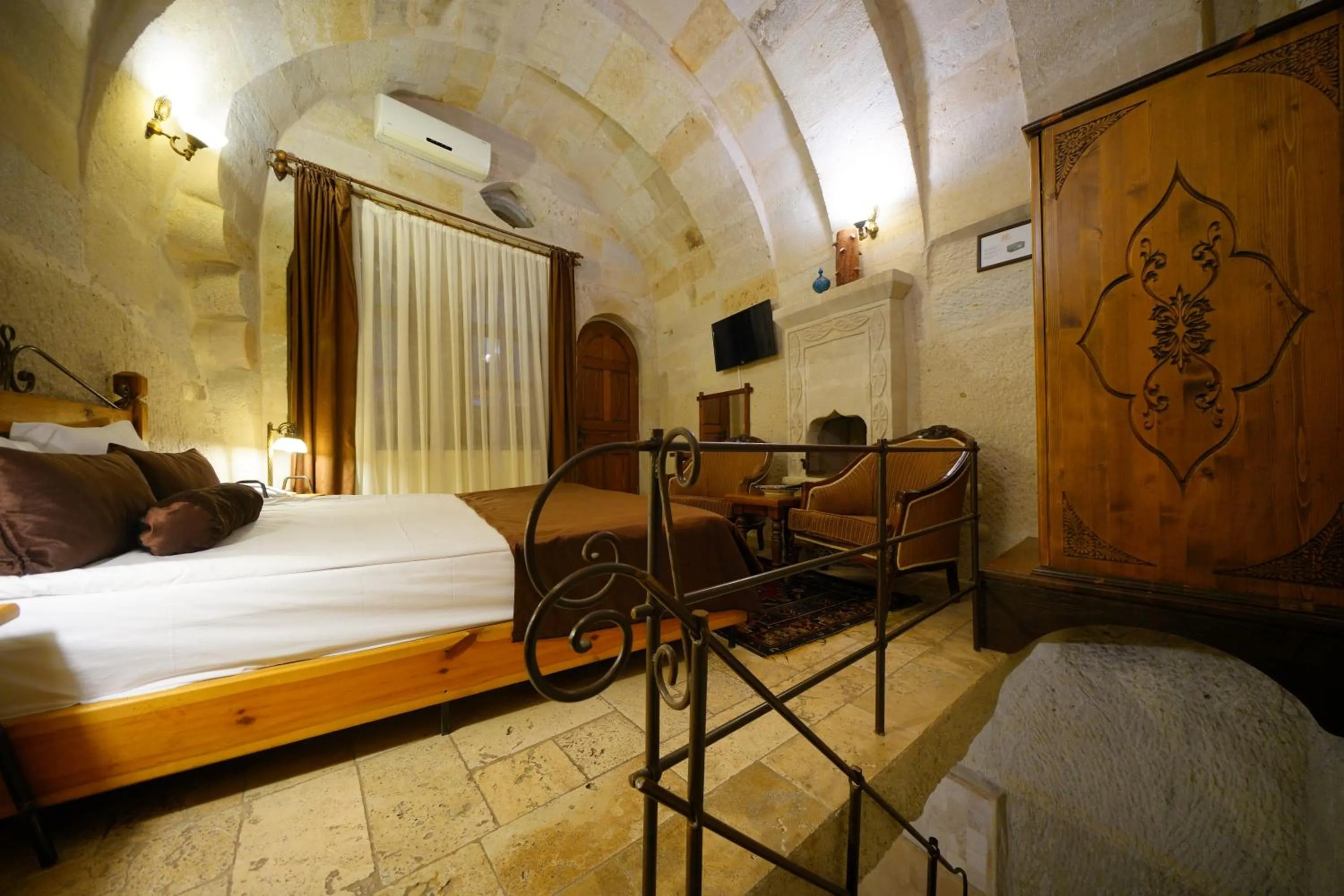 Bed in Harman Cave Hotel