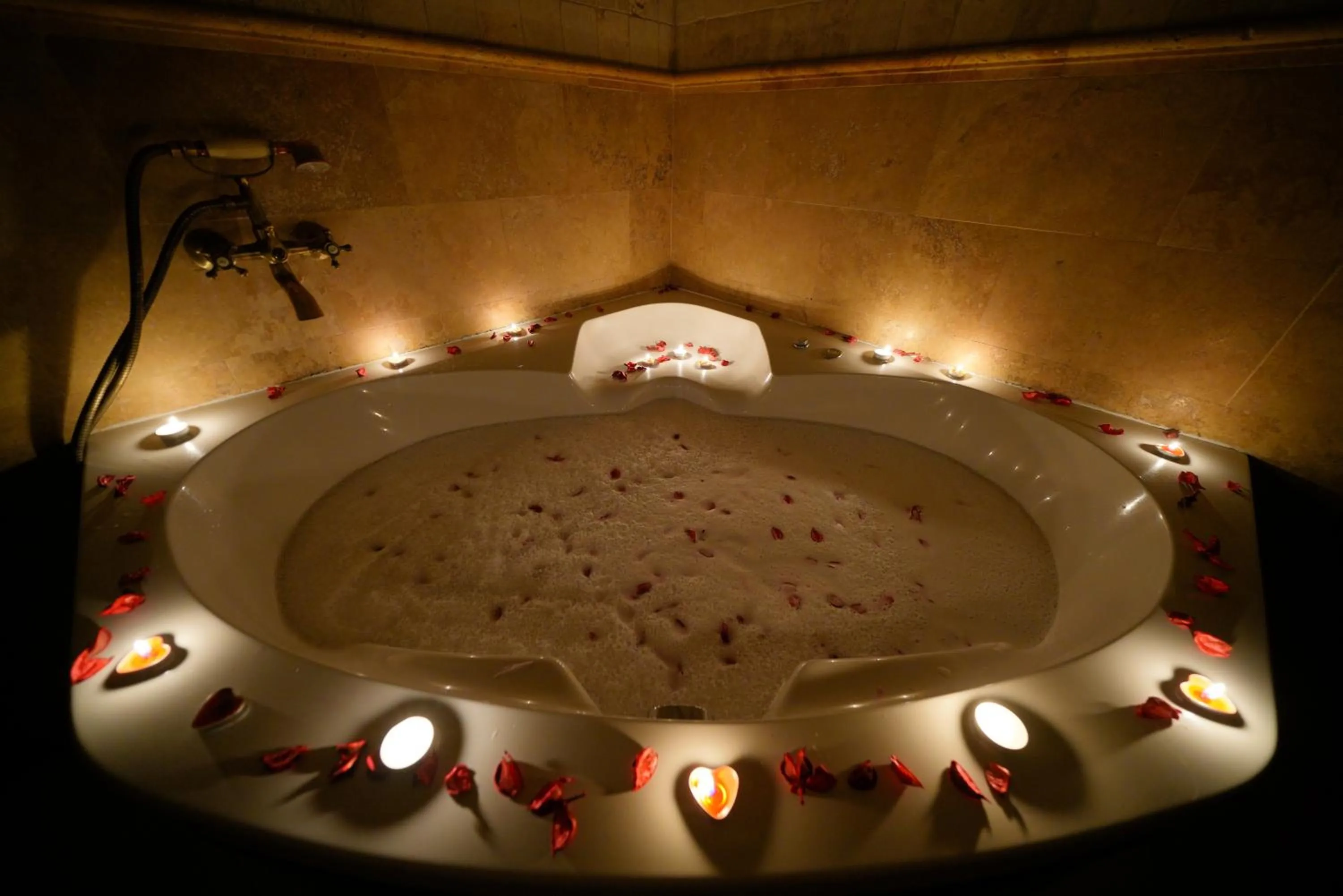 Hot Tub in Harman Cave Hotel