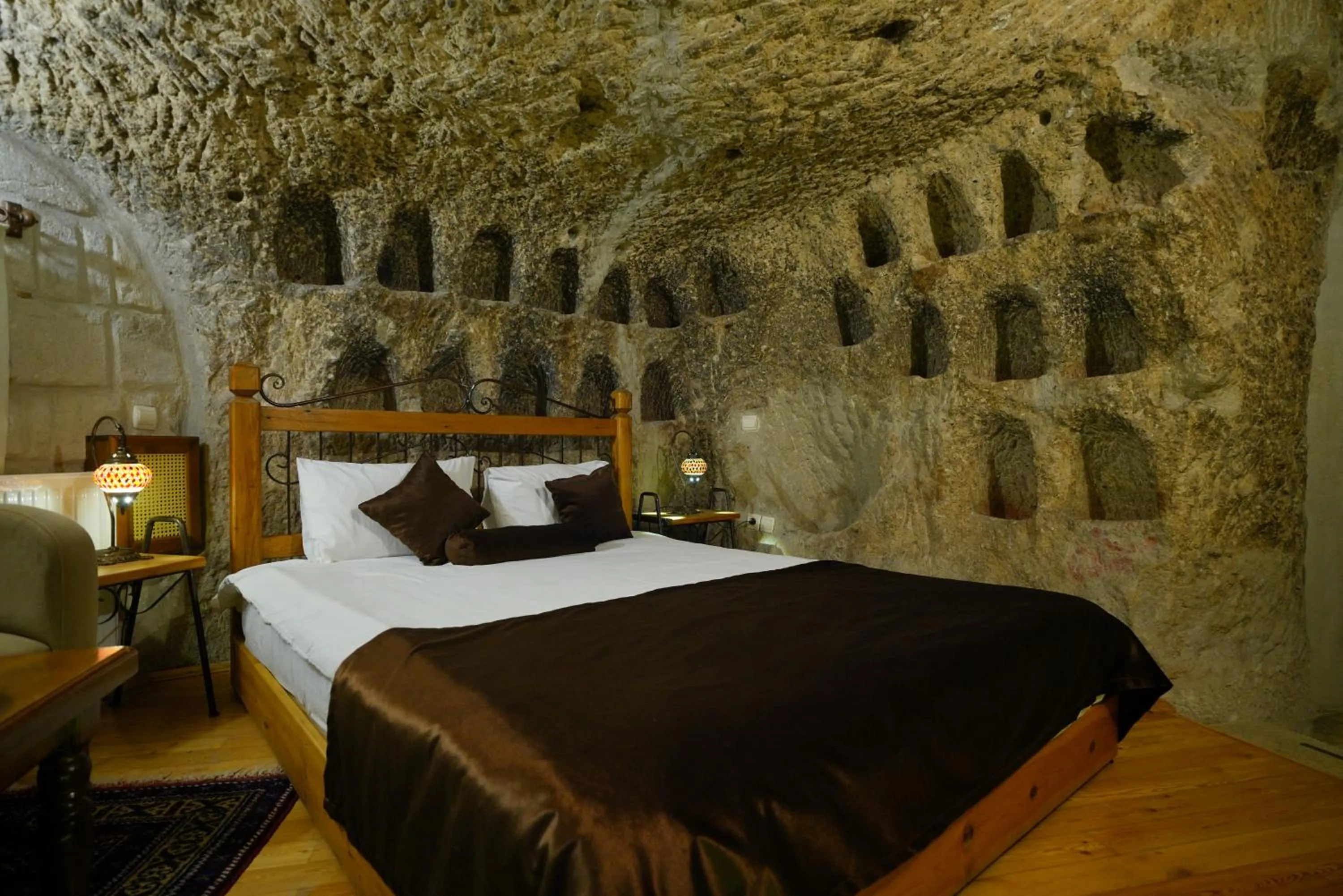 Bed in Harman Cave Hotel
