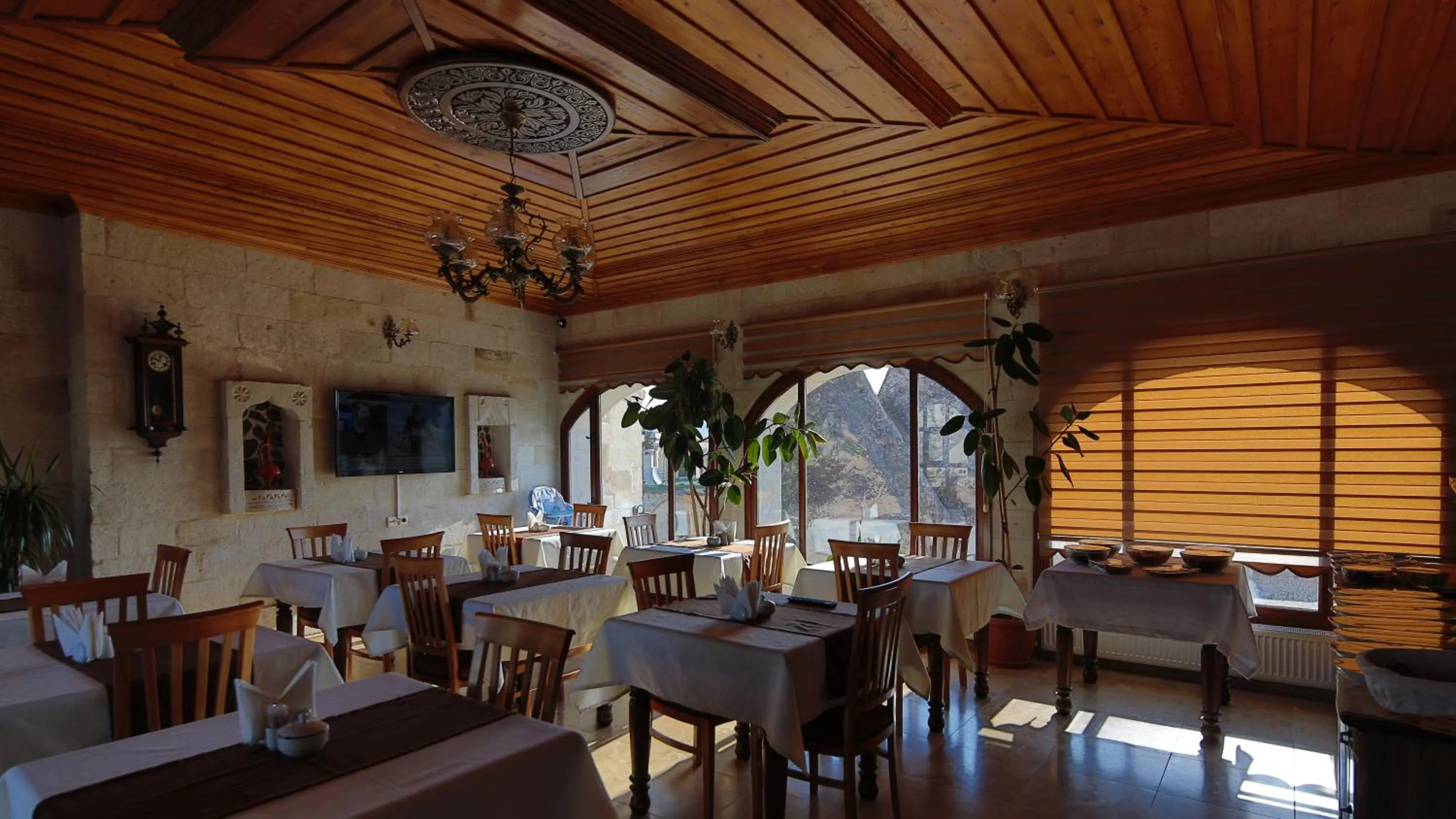 Restaurant/places to eat in Harman Cave Hotel