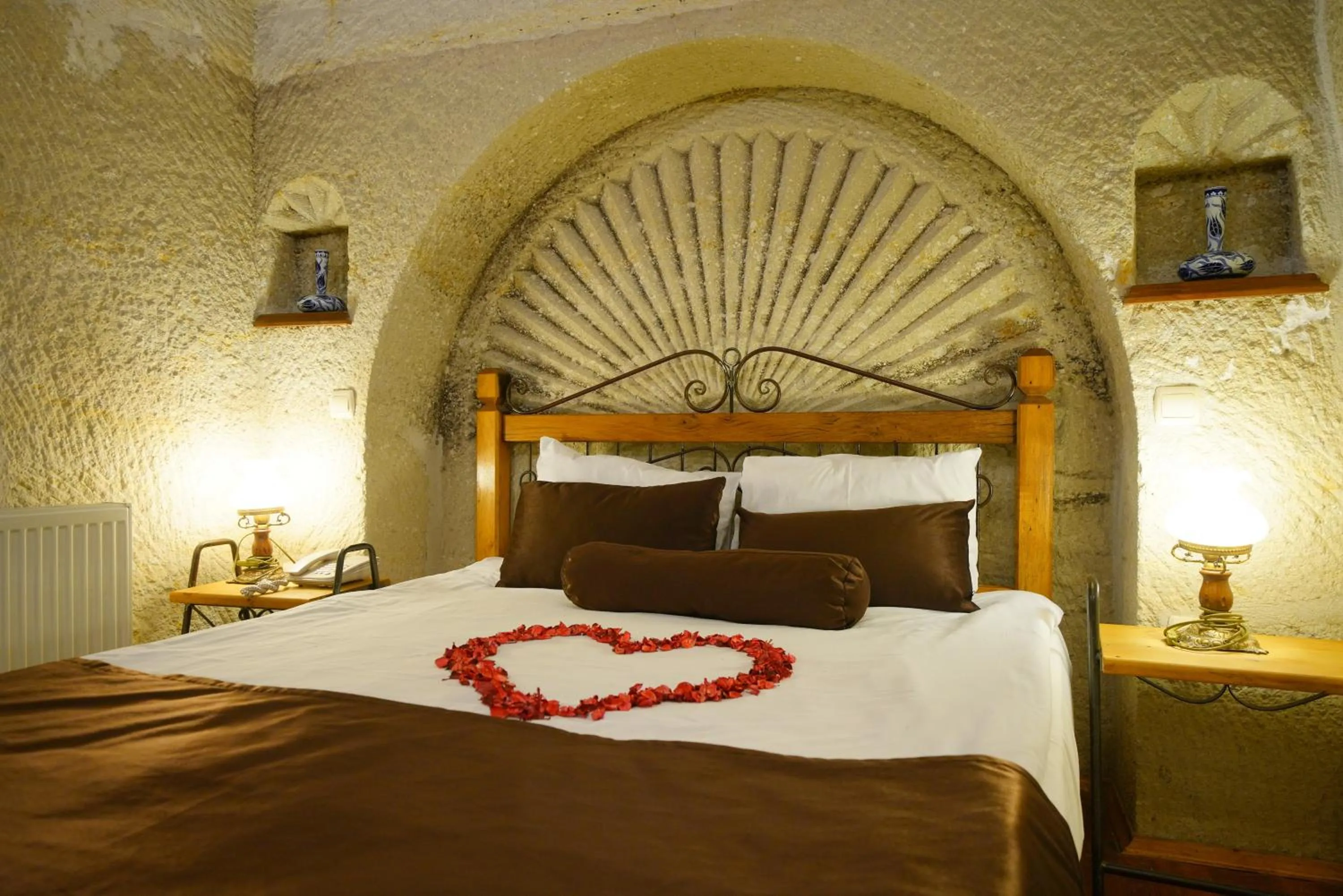 Bed in Harman Cave Hotel