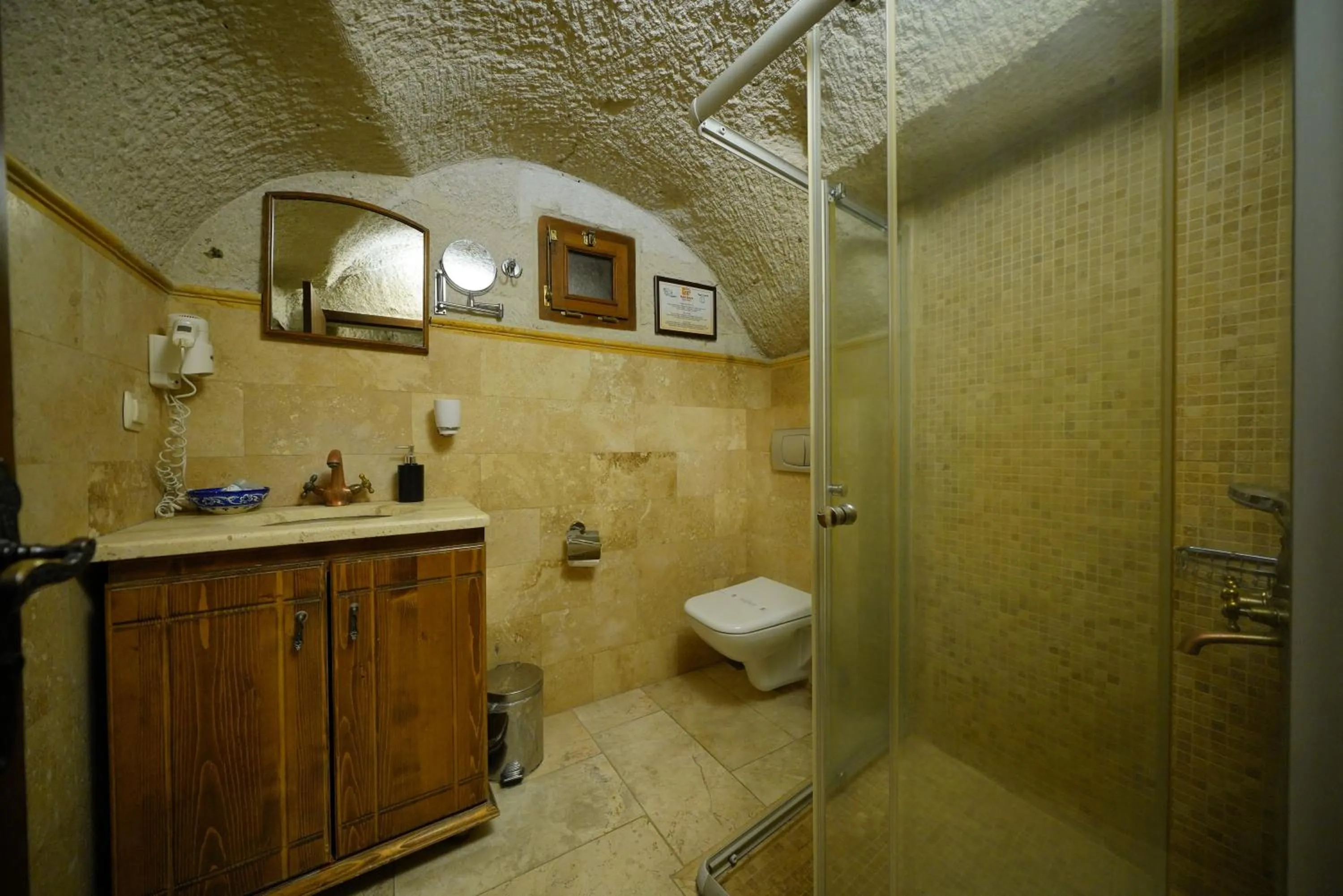 Shower in Harman Cave Hotel