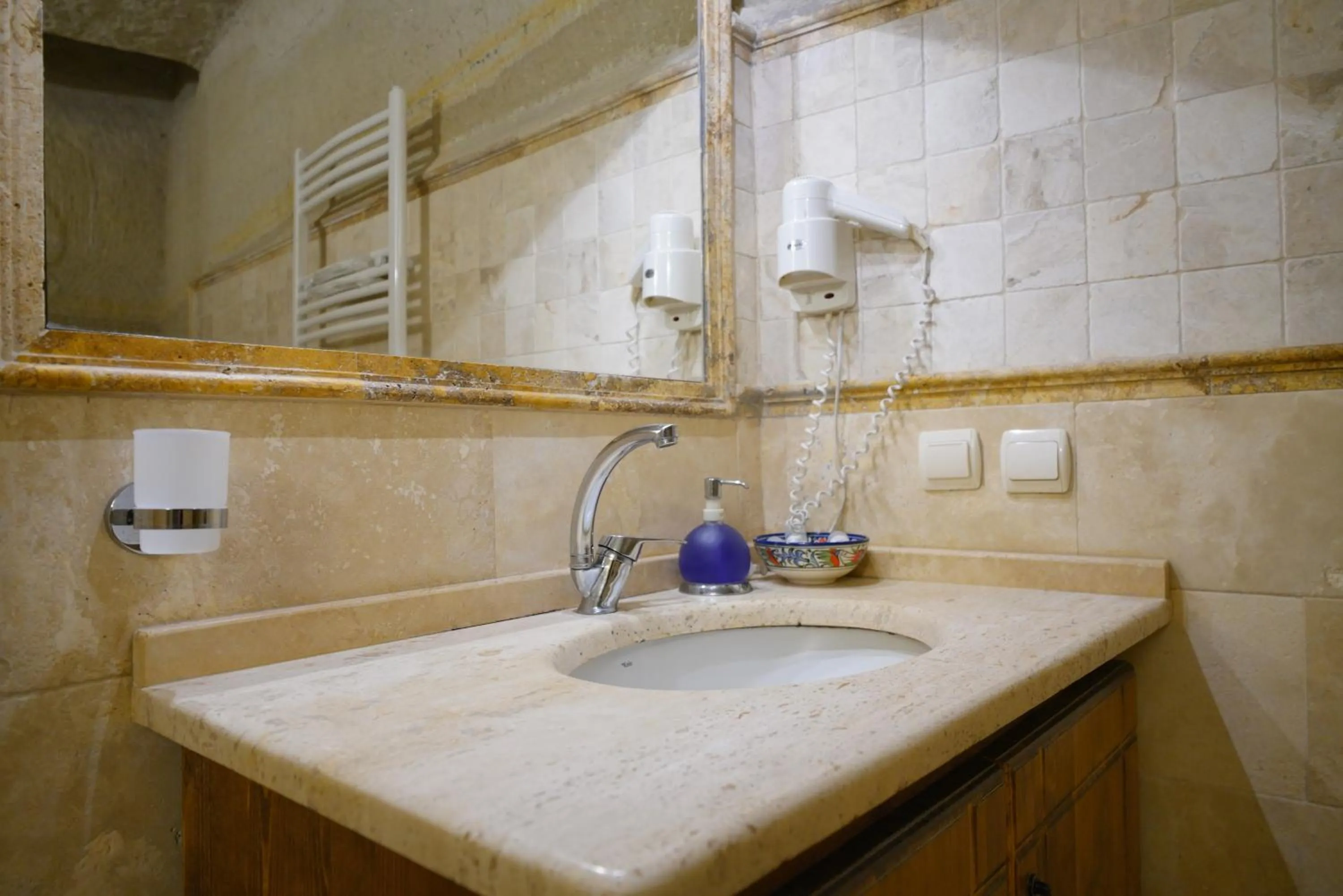 Toilet in Harman Cave Hotel