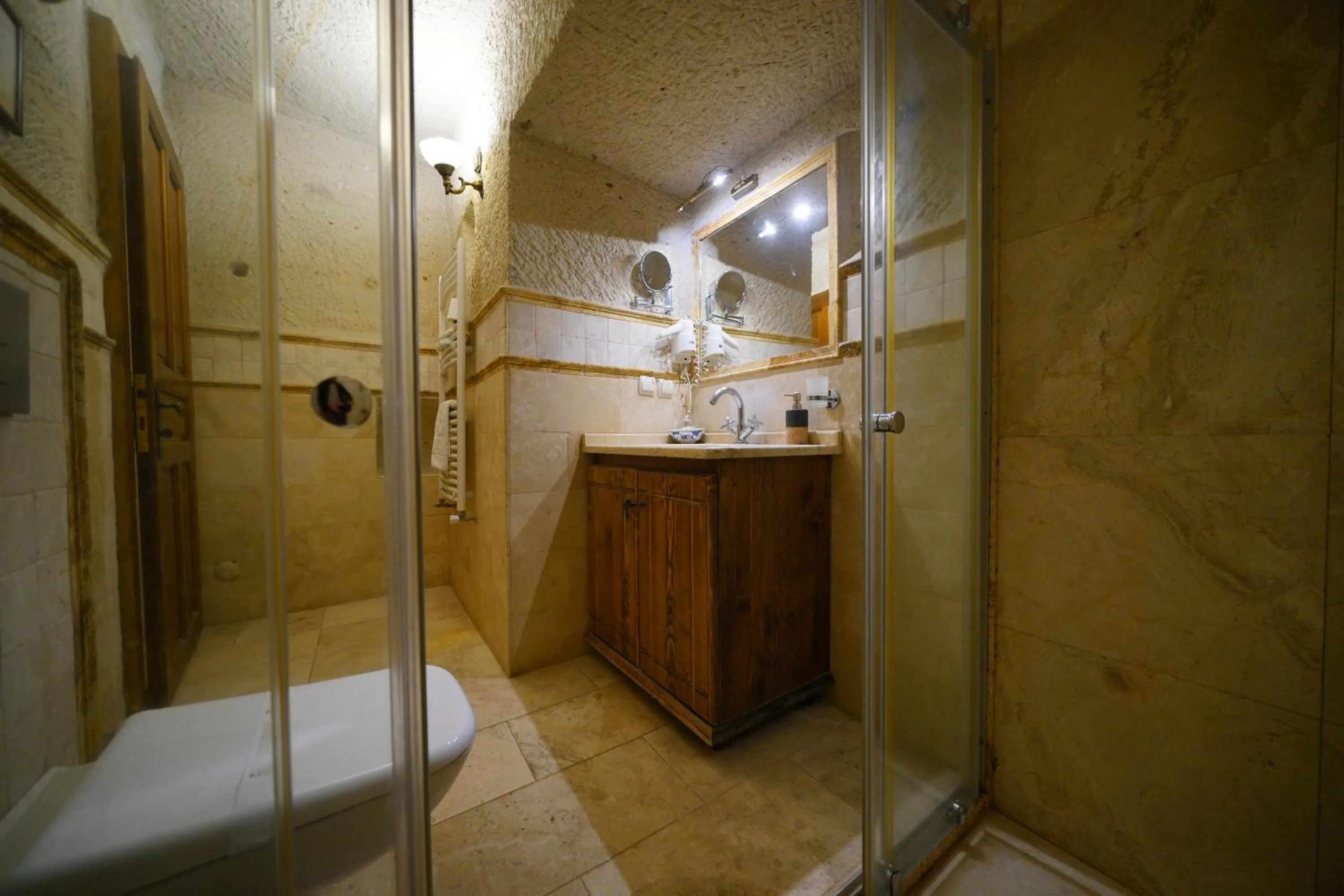 Shower in Harman Cave Hotel