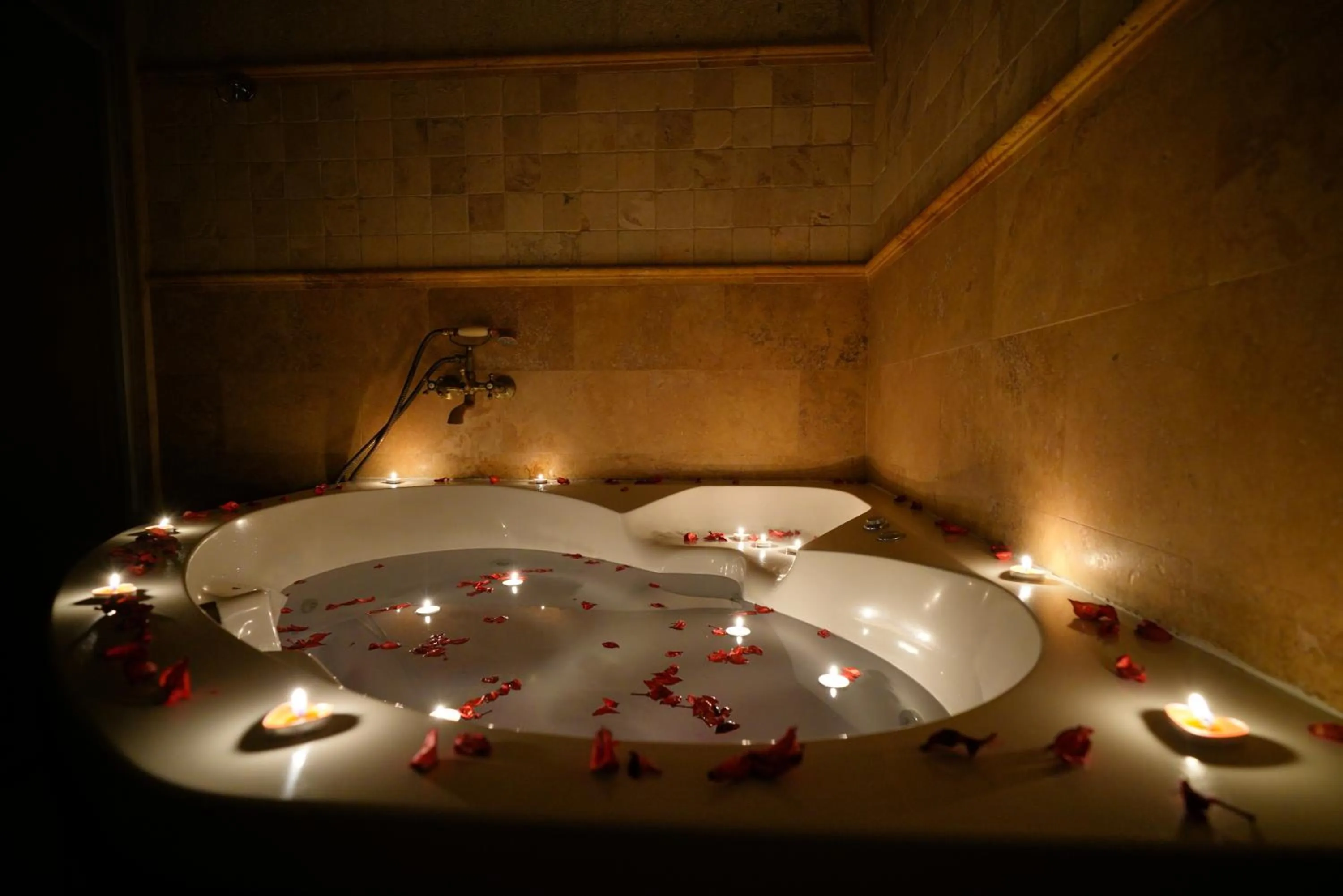 Hot Tub, Bed in Harman Cave Hotel