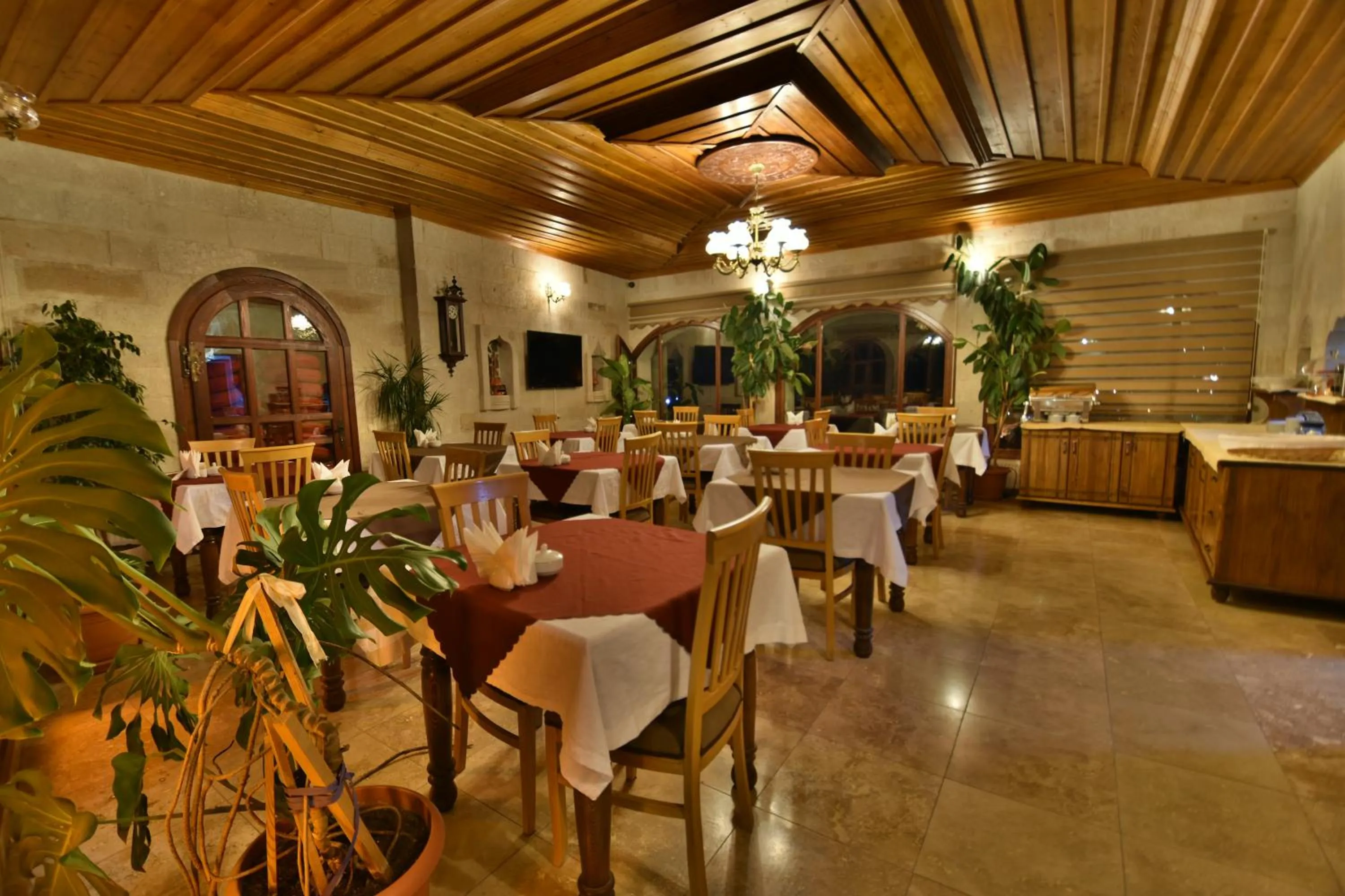 Restaurant/places to eat in Harman Cave Hotel