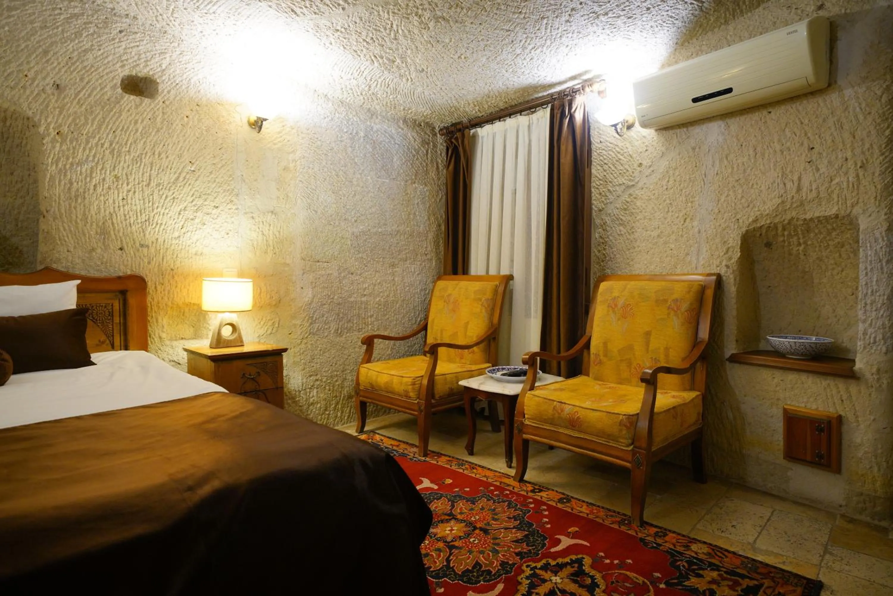 Living room, Bed in Harman Cave Hotel