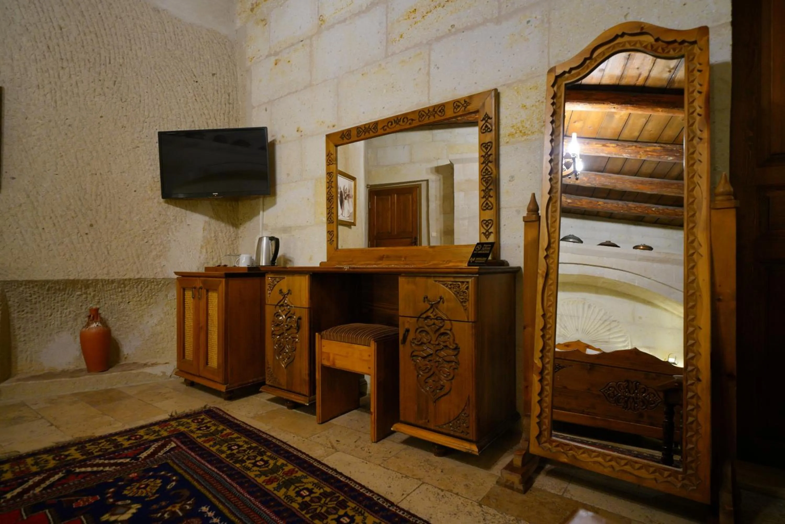 TV and multimedia in Harman Cave Hotel