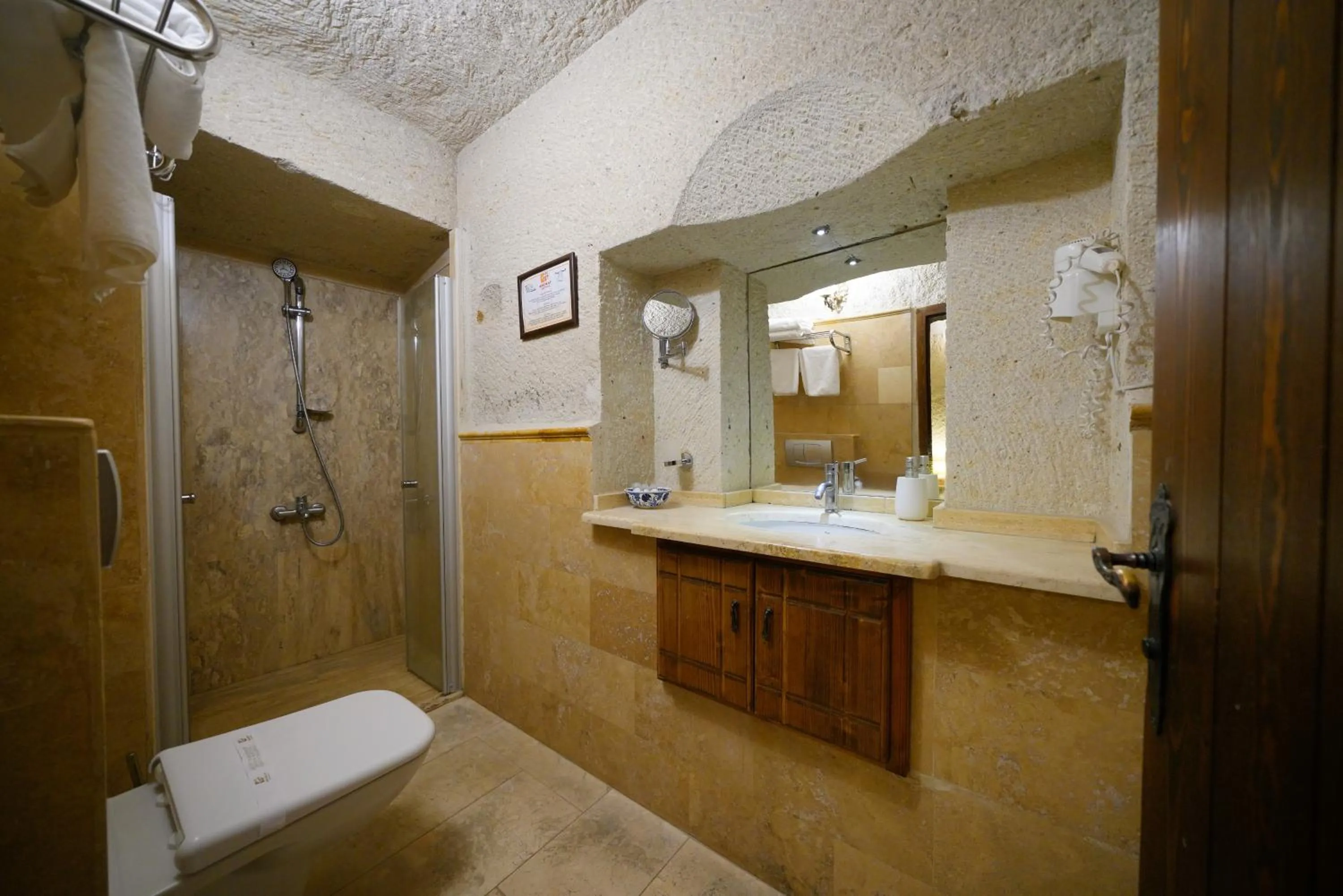 Shower in Harman Cave Hotel