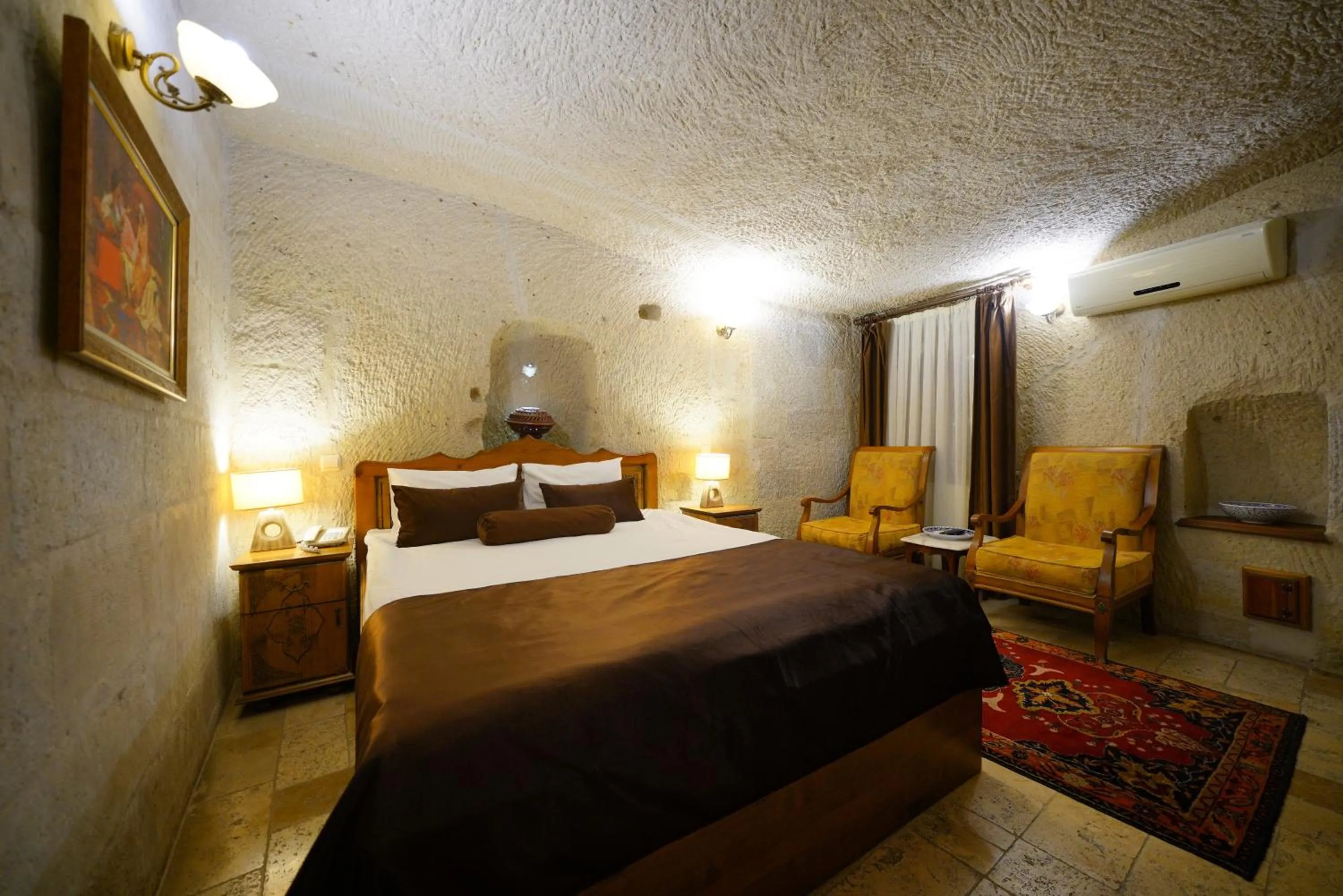 Bed in Harman Cave Hotel