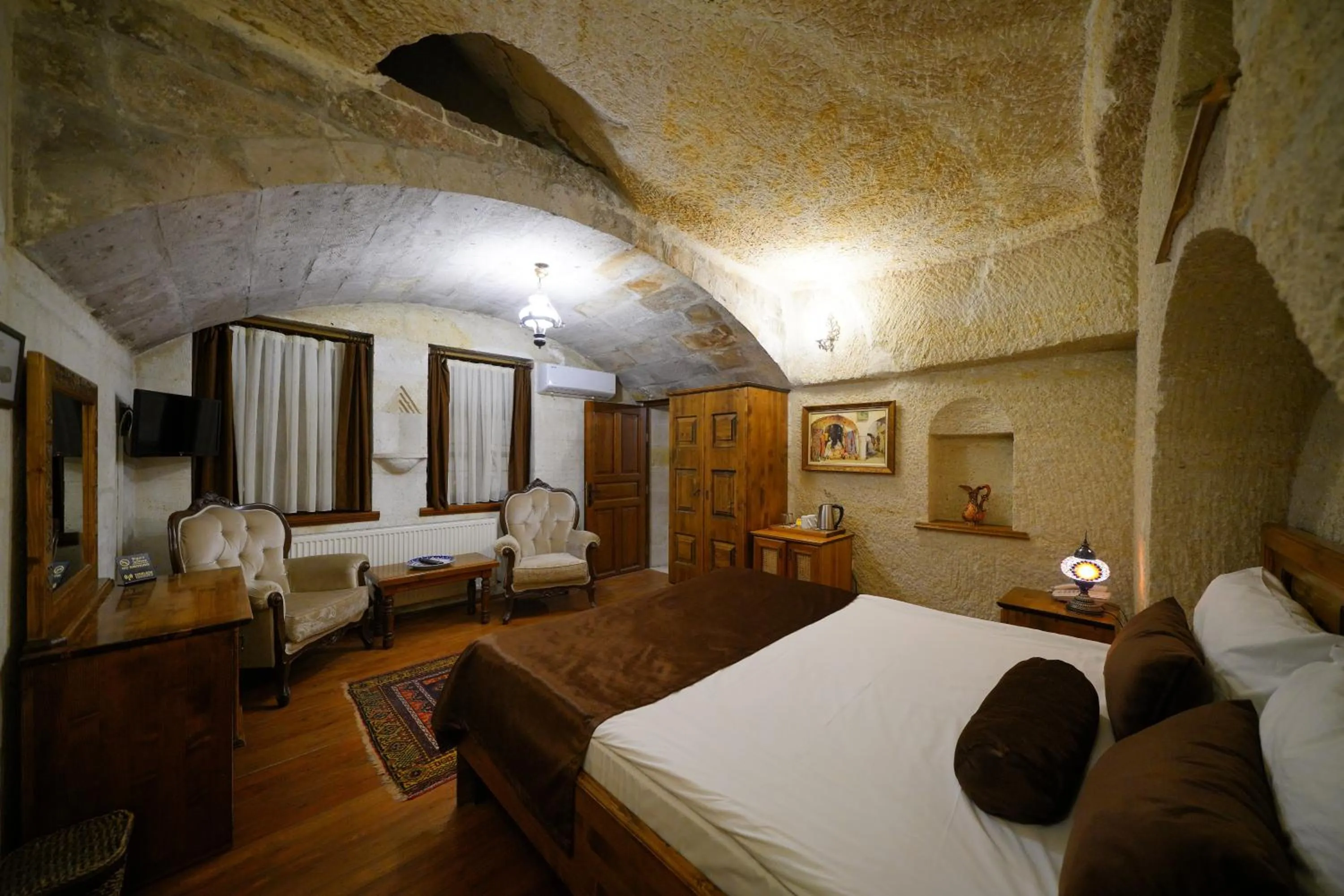 Living room, Bed in Harman Cave Hotel