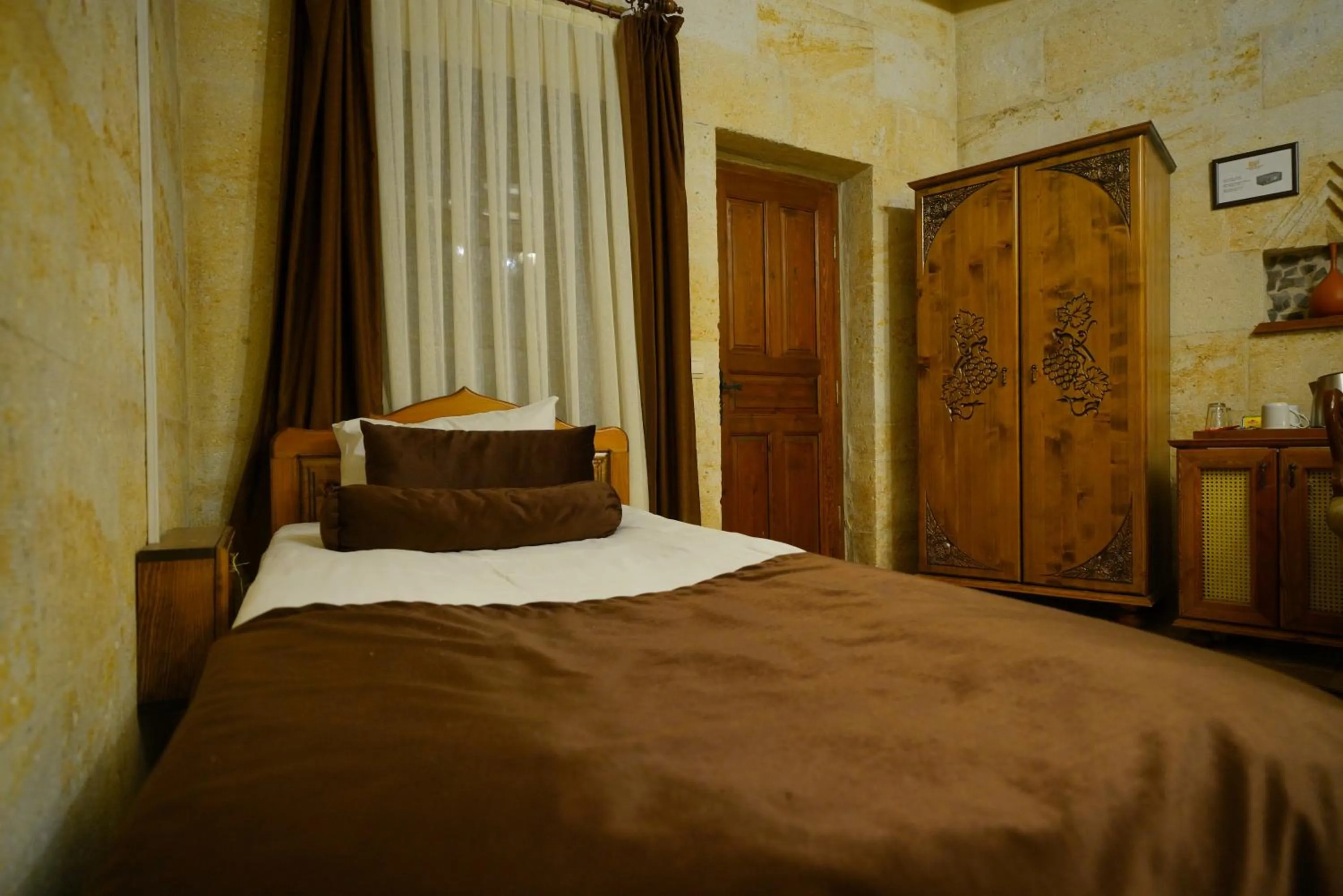 Bed in Harman Cave Hotel