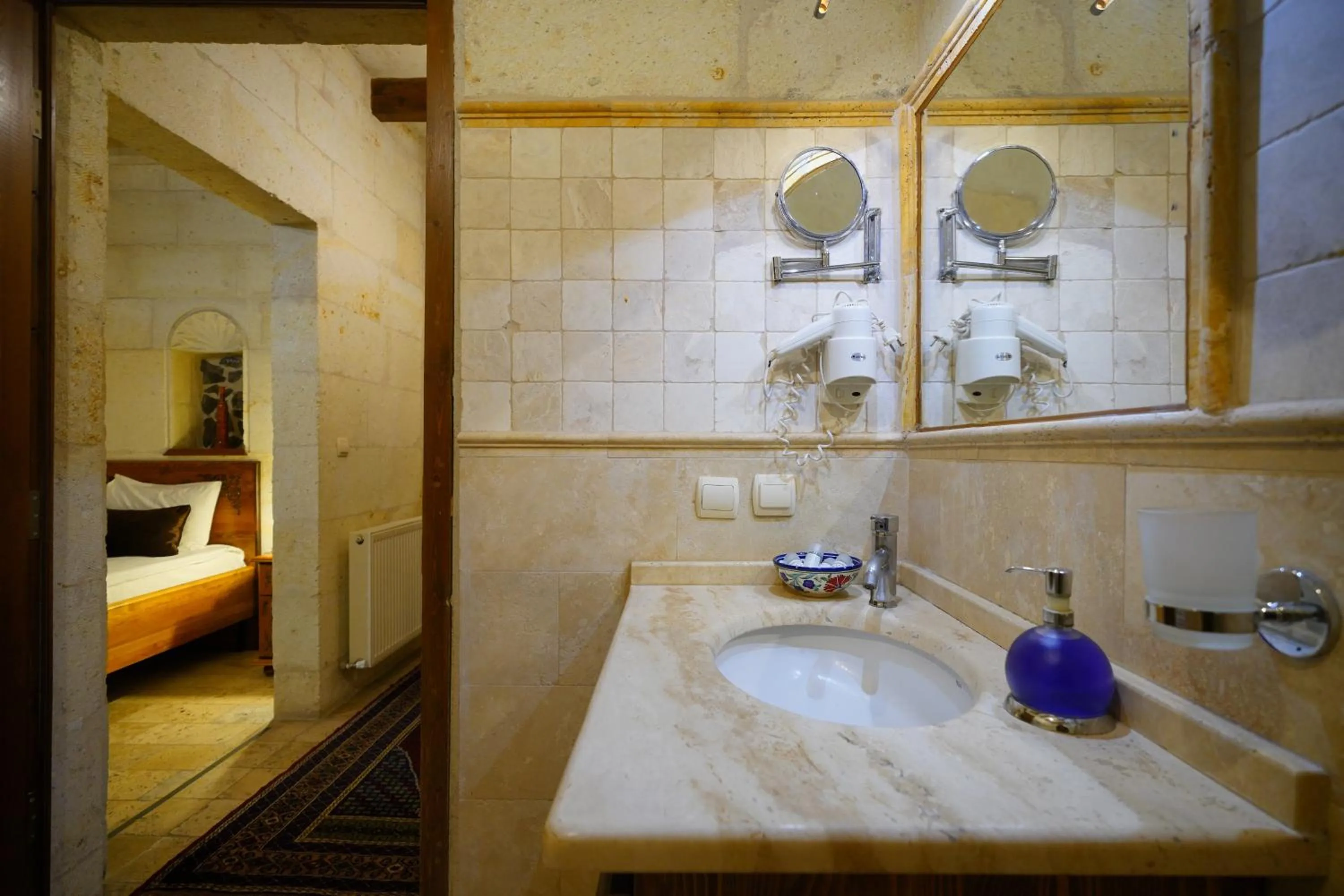 Shower, Bed in Harman Cave Hotel