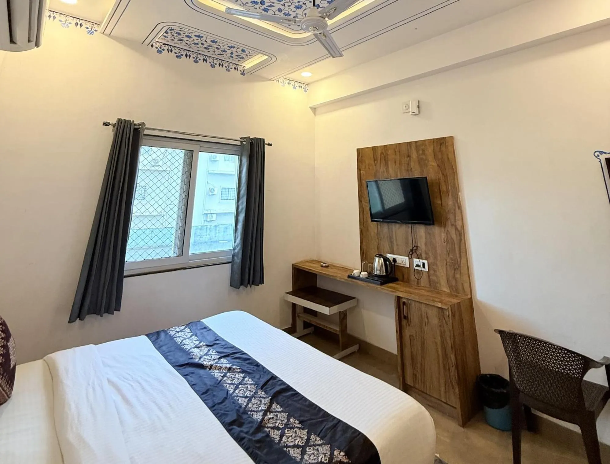 TV and multimedia, Bed in Hotel Haridas Haveli Udaipur