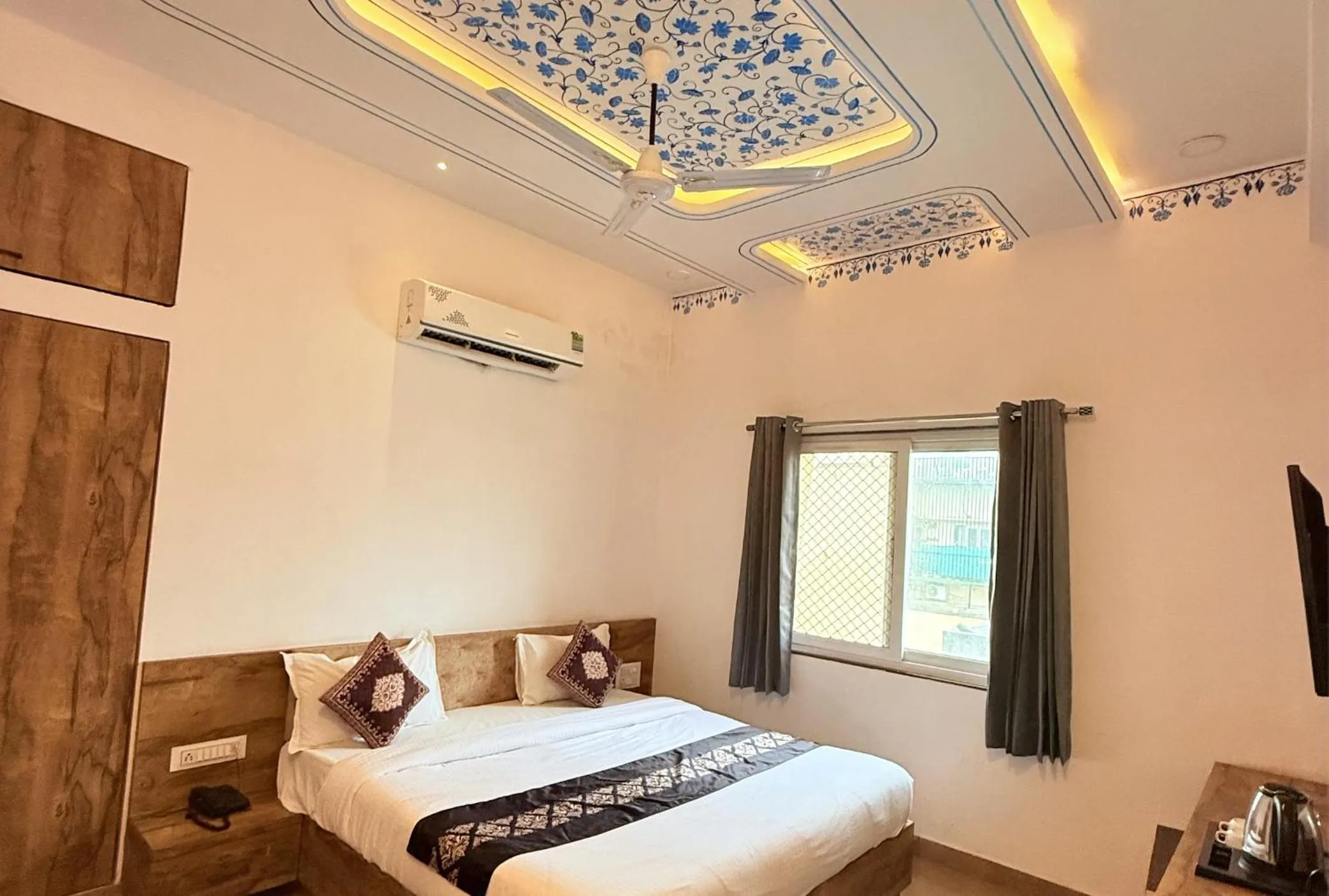 TV and multimedia, Bed in Hotel Haridas Haveli Udaipur