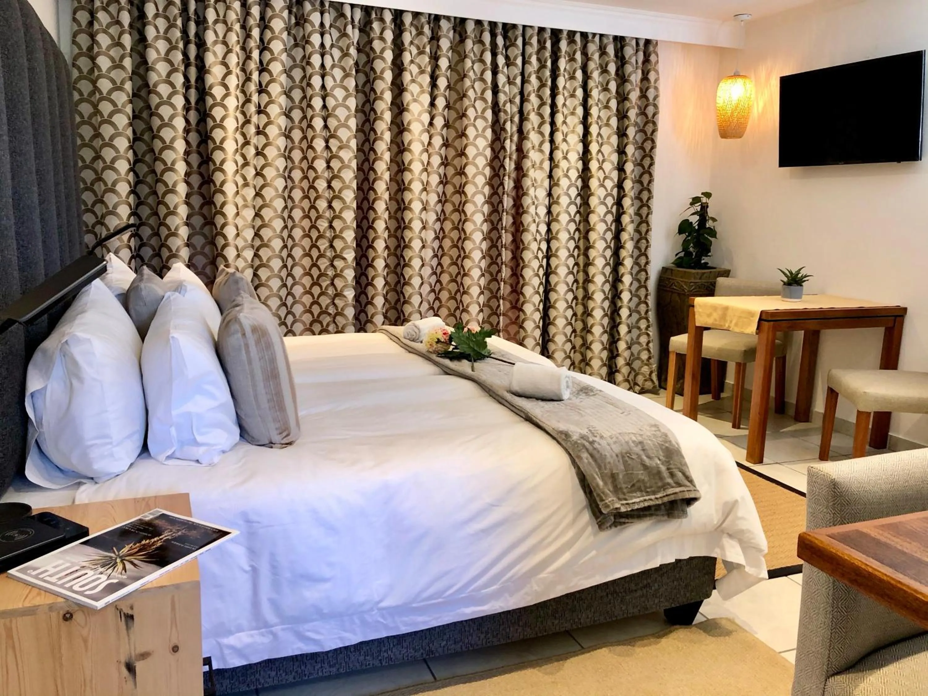 Bedroom, Bed in Pelican Lodge Guesthouse