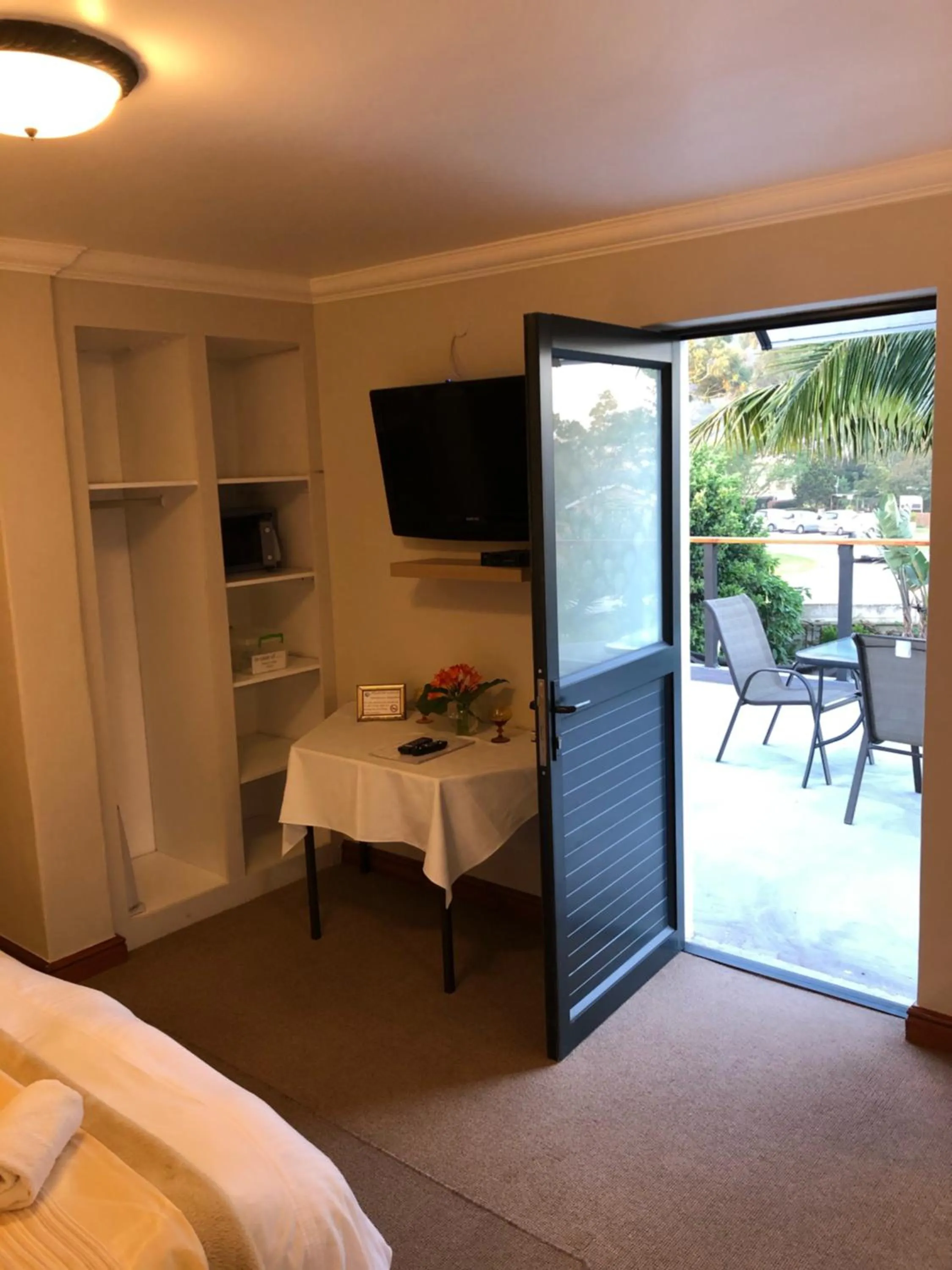 Balcony/Terrace, Bed in Pelican Lodge Guesthouse