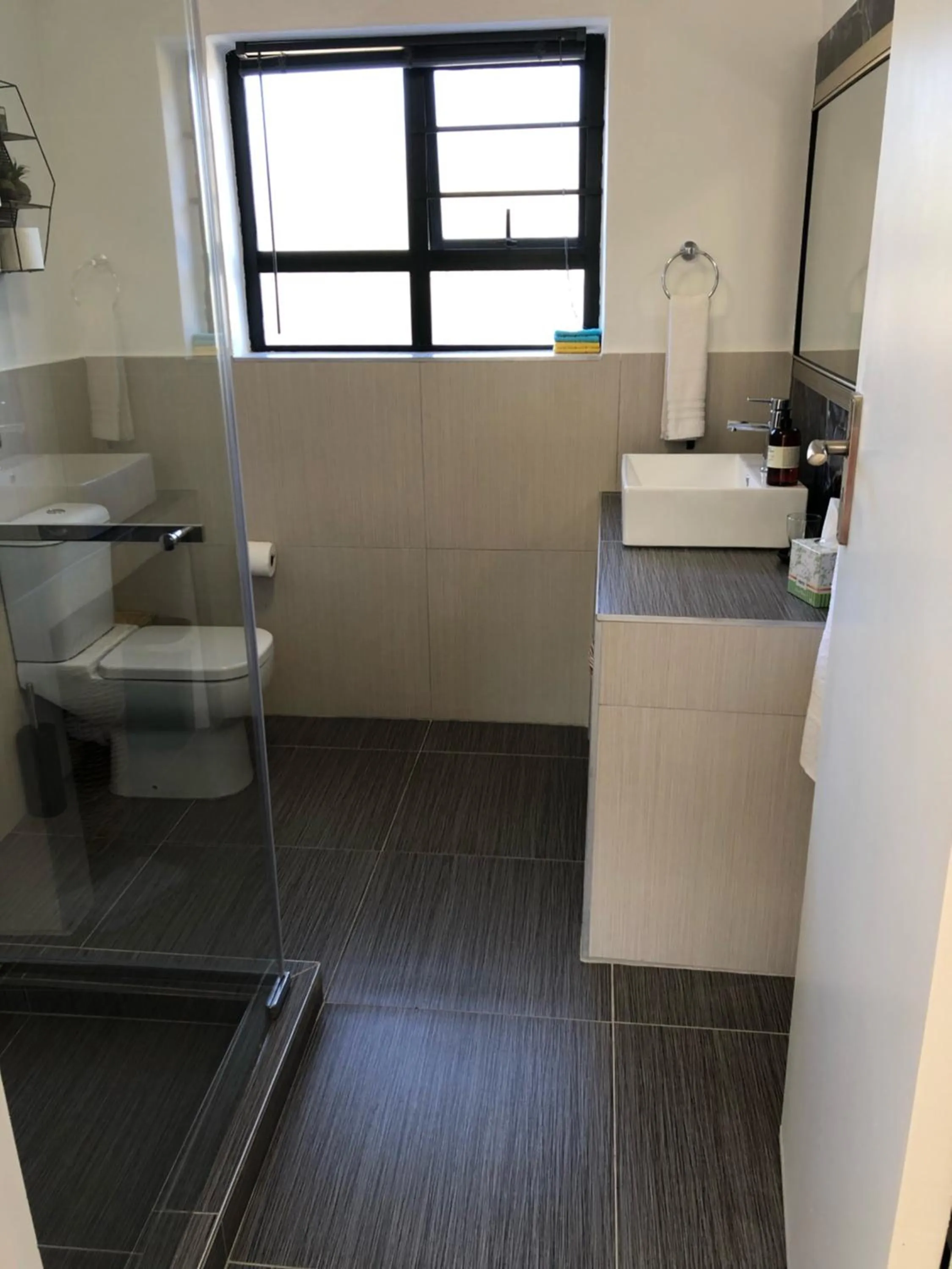 Toilet in Pelican Lodge Guesthouse